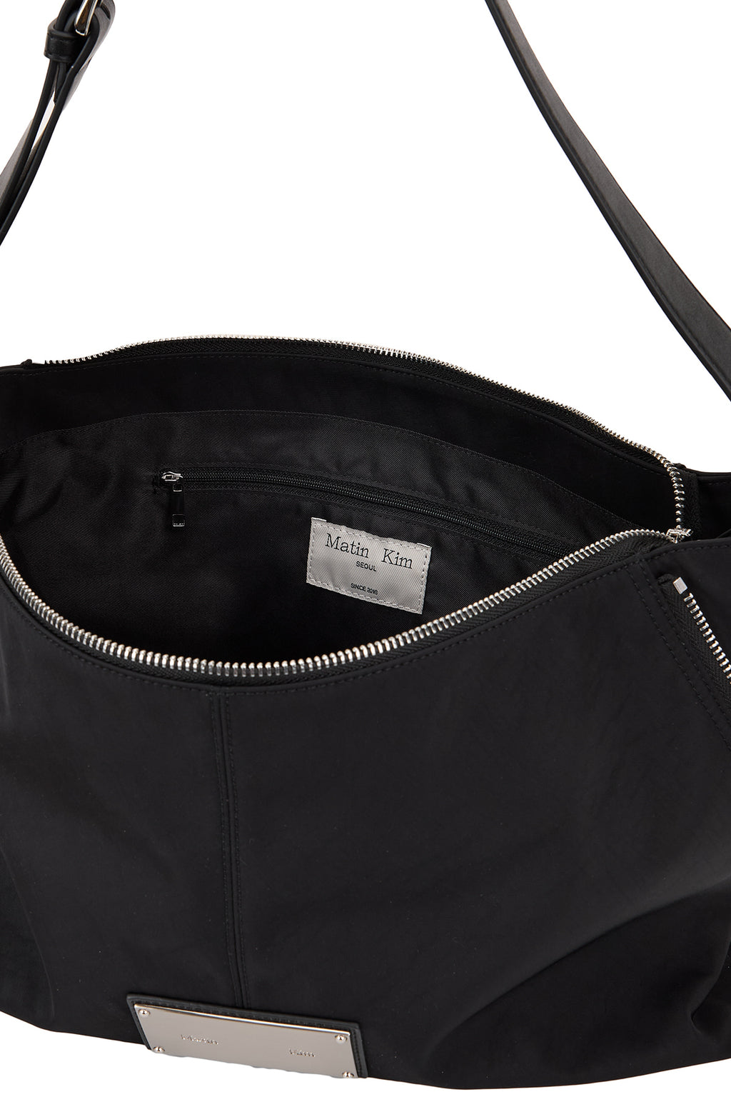 [matinkim] SIDE ZIPPER FABRIC SHOULDER BAG IN BLACK