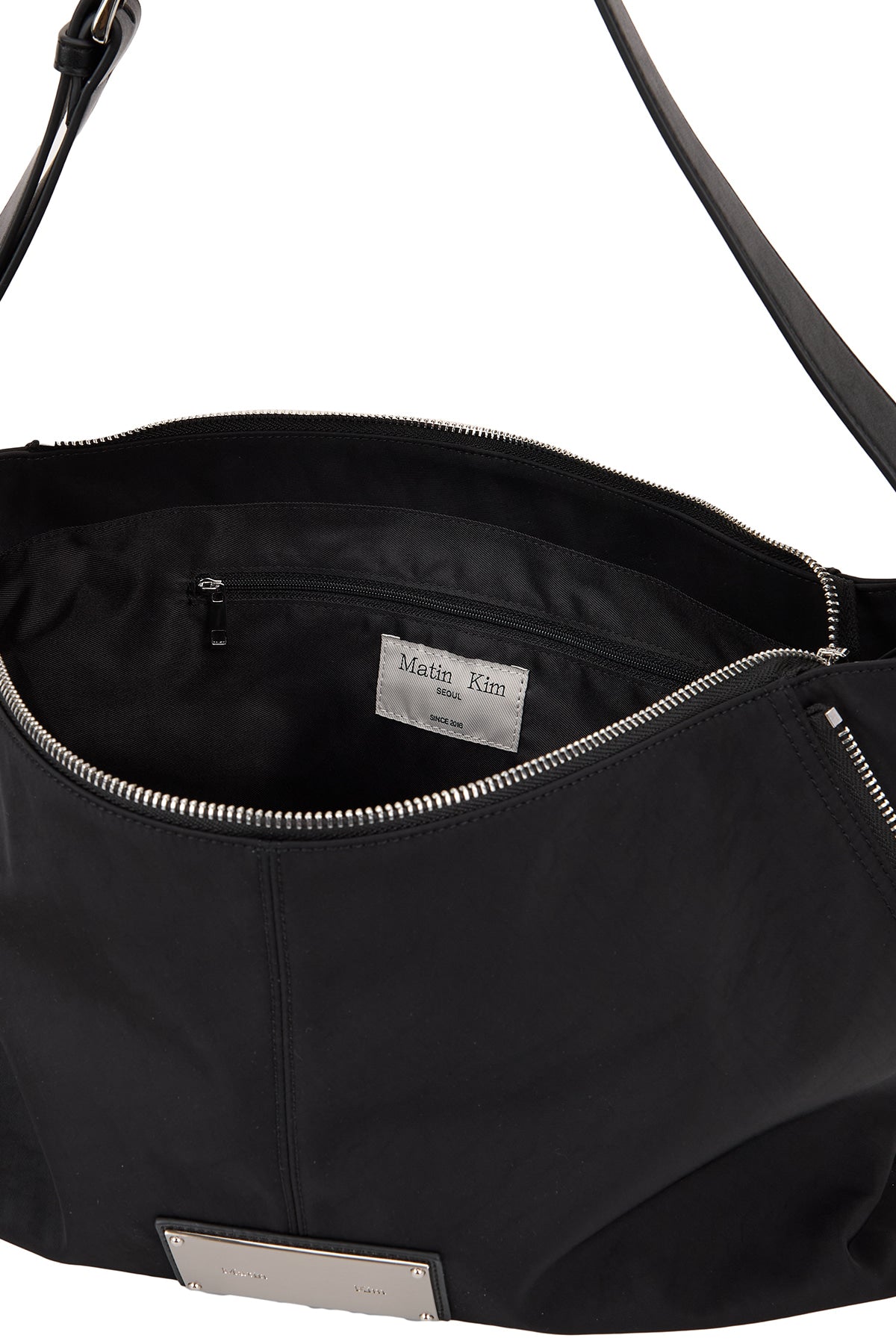 [matinkim] SIDE ZIPPER FABRIC SHOULDER BAG IN BLACK