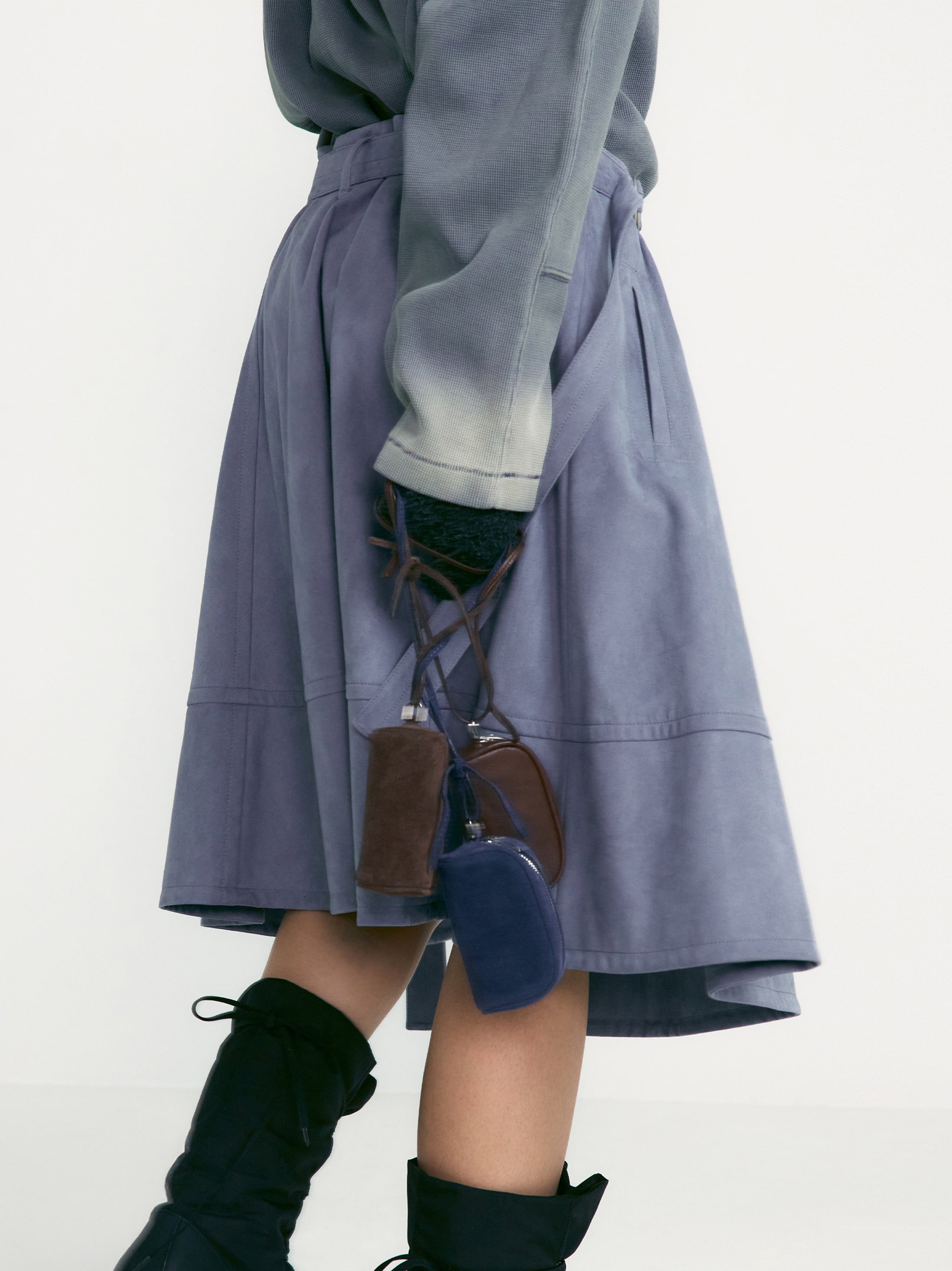 [low_classic] Suede Belted Skirt
Greyish Blue