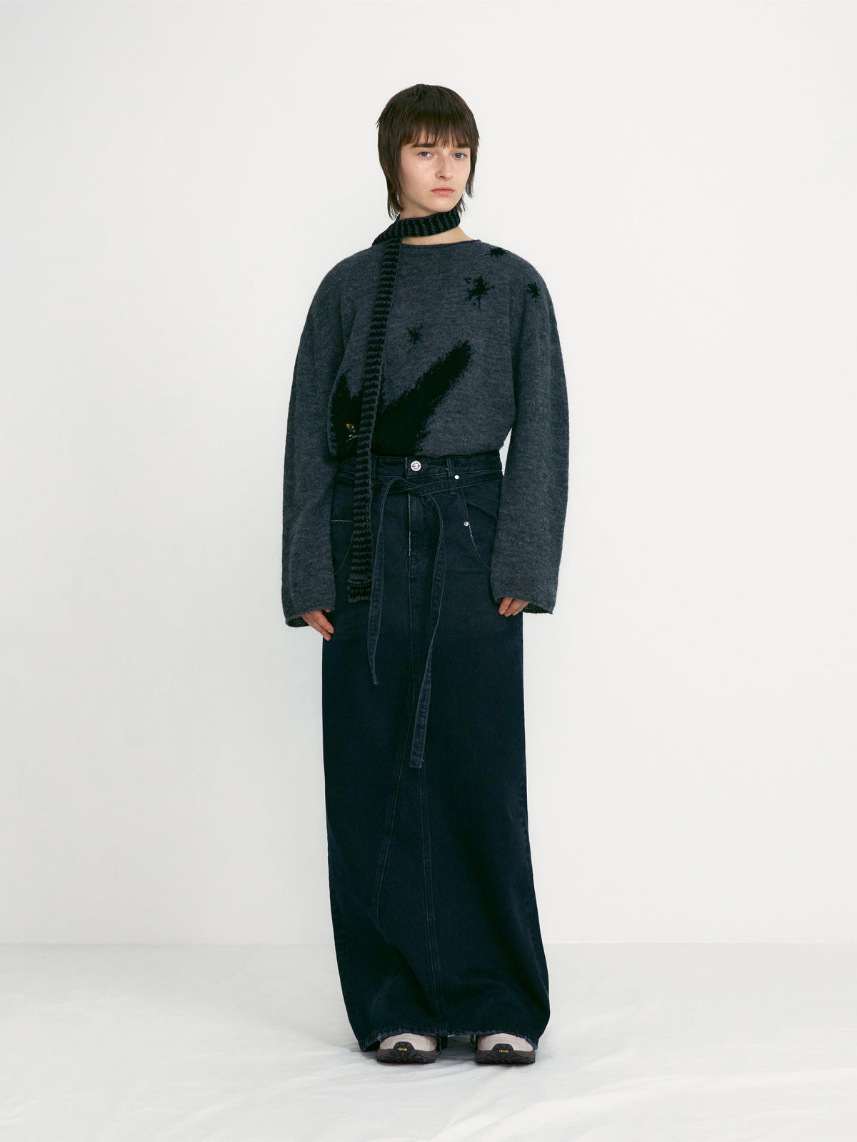 Low Classic Jacquard Slim Muffler Charcoal