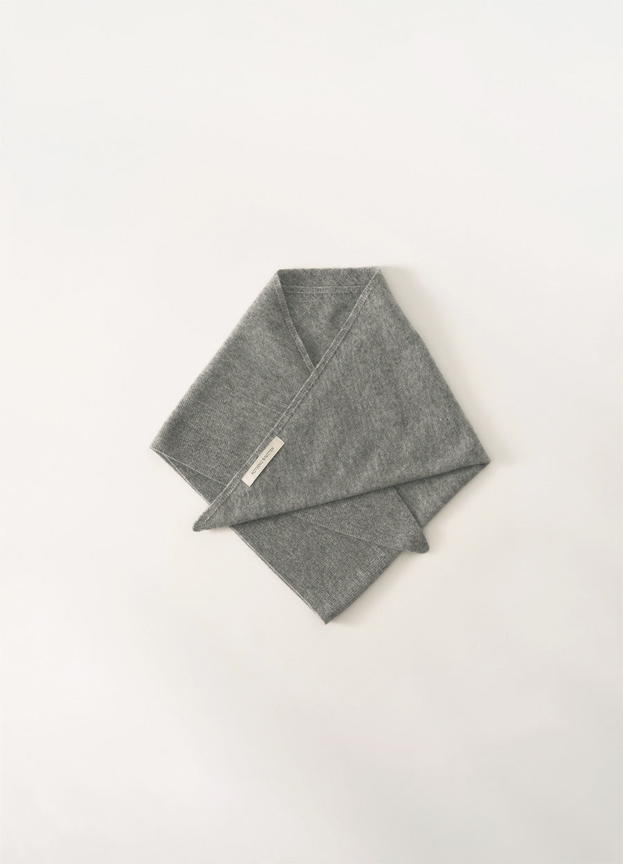 Nothing Written Triangle cashmere muffler (Gray)