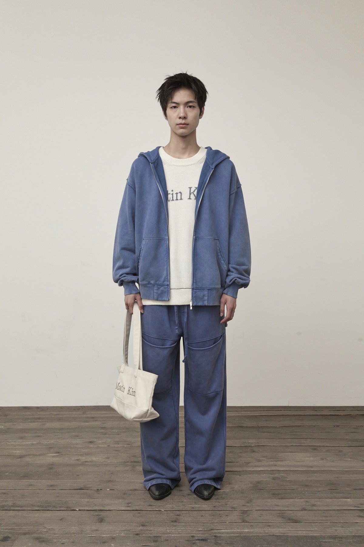 [matinkim] CUT OUT WASHED SWEATPANTS FOR MEN IN BLUE