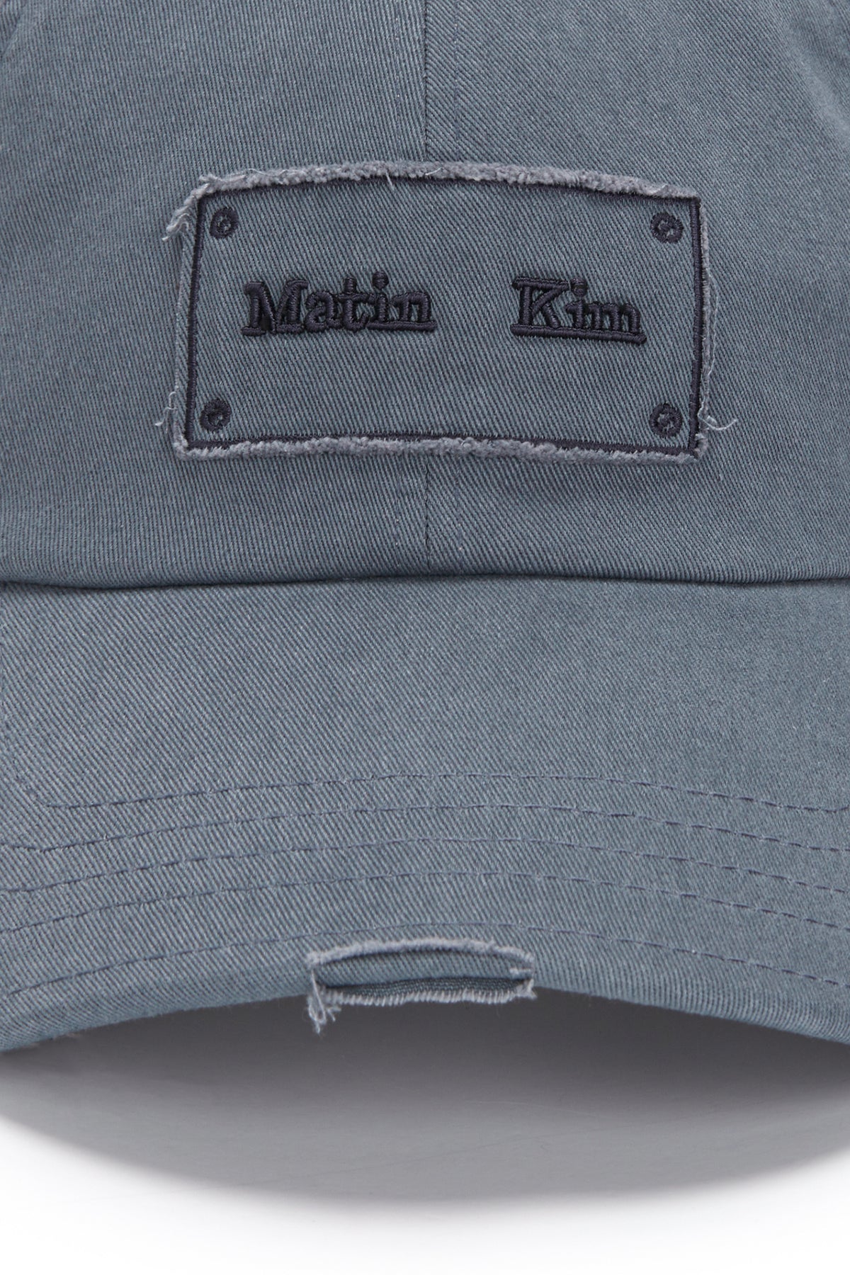 [matinkim] SQUARE LOGO CUTOUT BALL CAP IN SMOKE BLUE