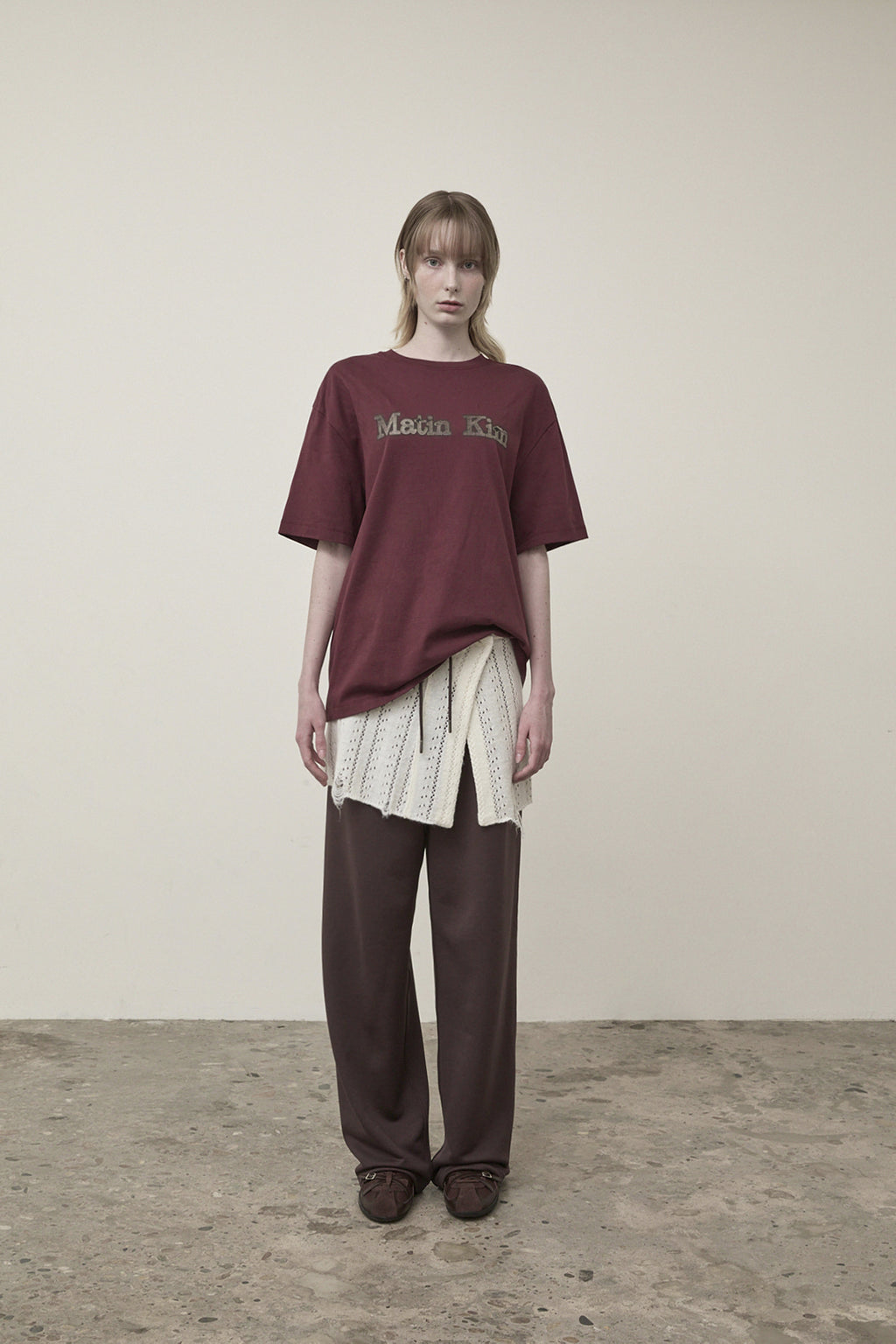 [matinkim] VINTAGE LOGO GRAPHIC TOP IN BURGUNDY