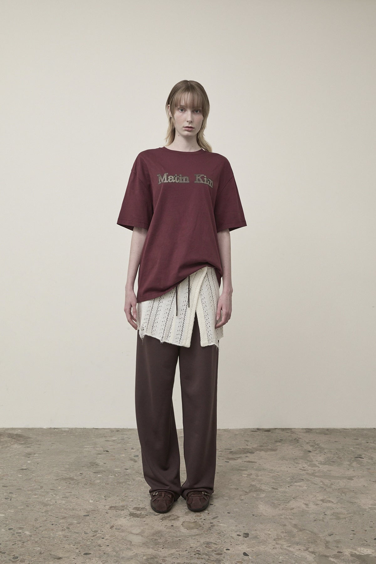 [matinkim] VINTAGE LOGO GRAPHIC TOP IN BURGUNDY