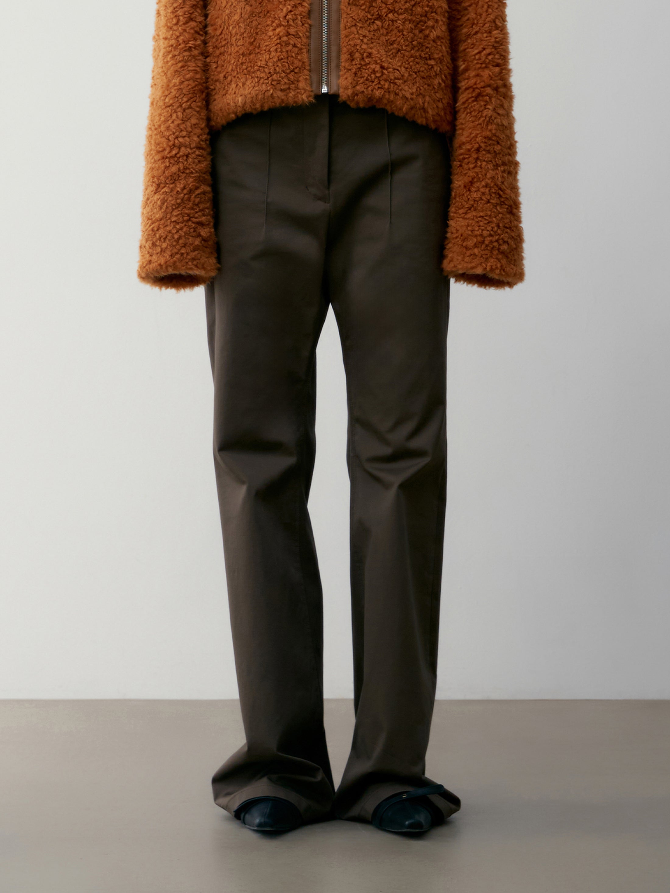 [low_classic] PIN TUCK BOOTCUT PANTS
BROWN