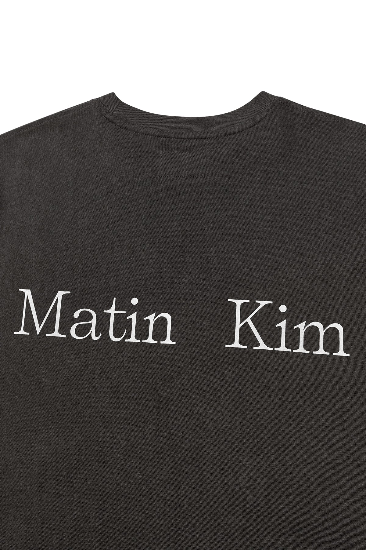 [matinkim] VINTAGE WASHED LOGO TOP FOR MEN IN CHARCOAL