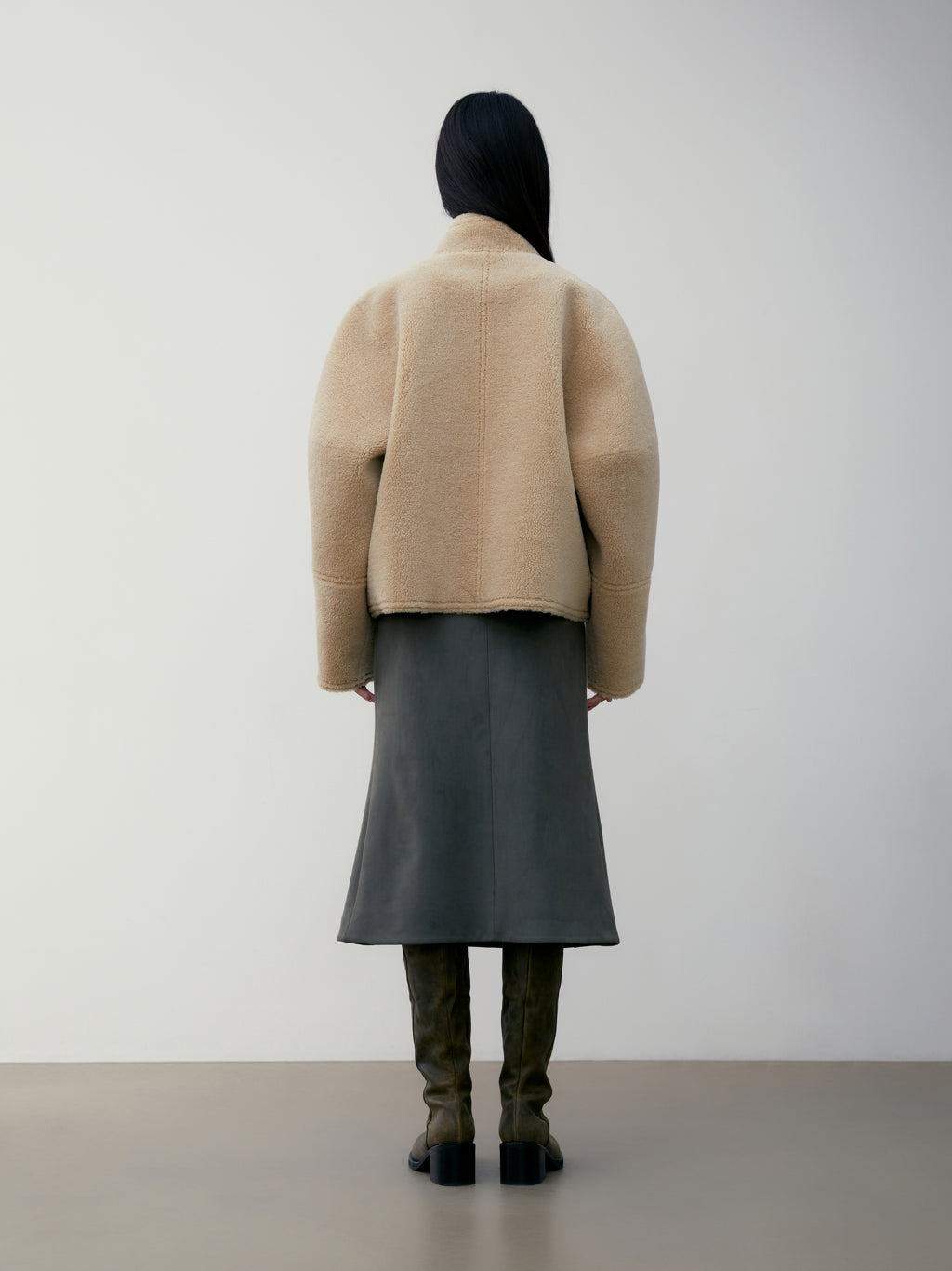 [low_classic] SHORT SHEARLING REVERSIBLE COAT
BEIGE