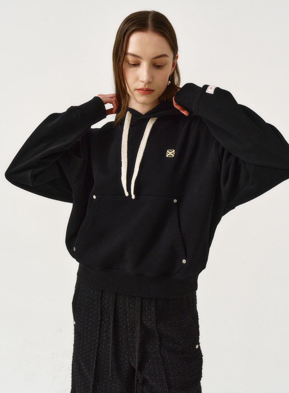 [satur] (W) Loren Small Logo Rivet Hoodie - Classic Black