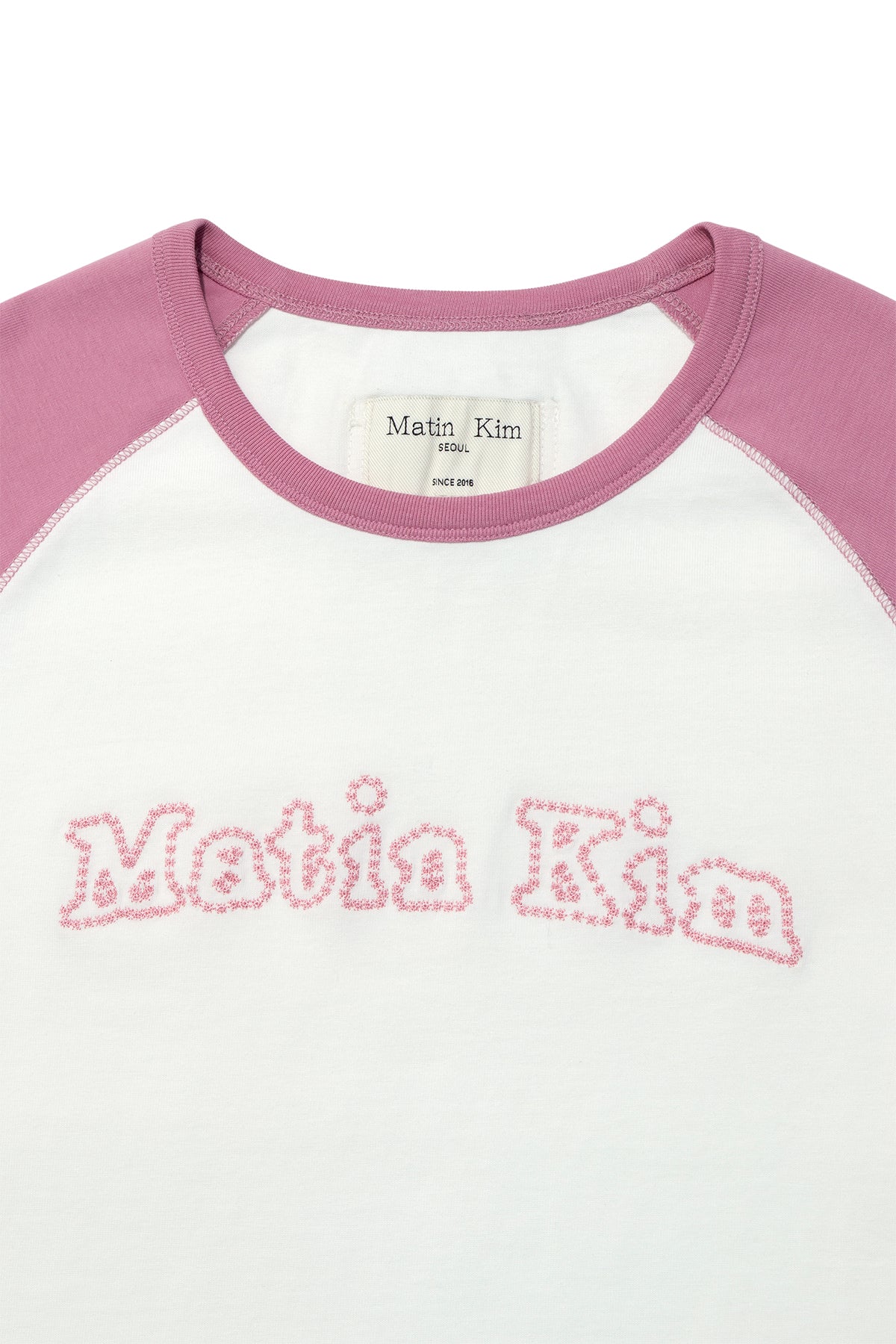 [matinkim] FLOWER STITCH RAGLAN LOGO TOP IN PINK