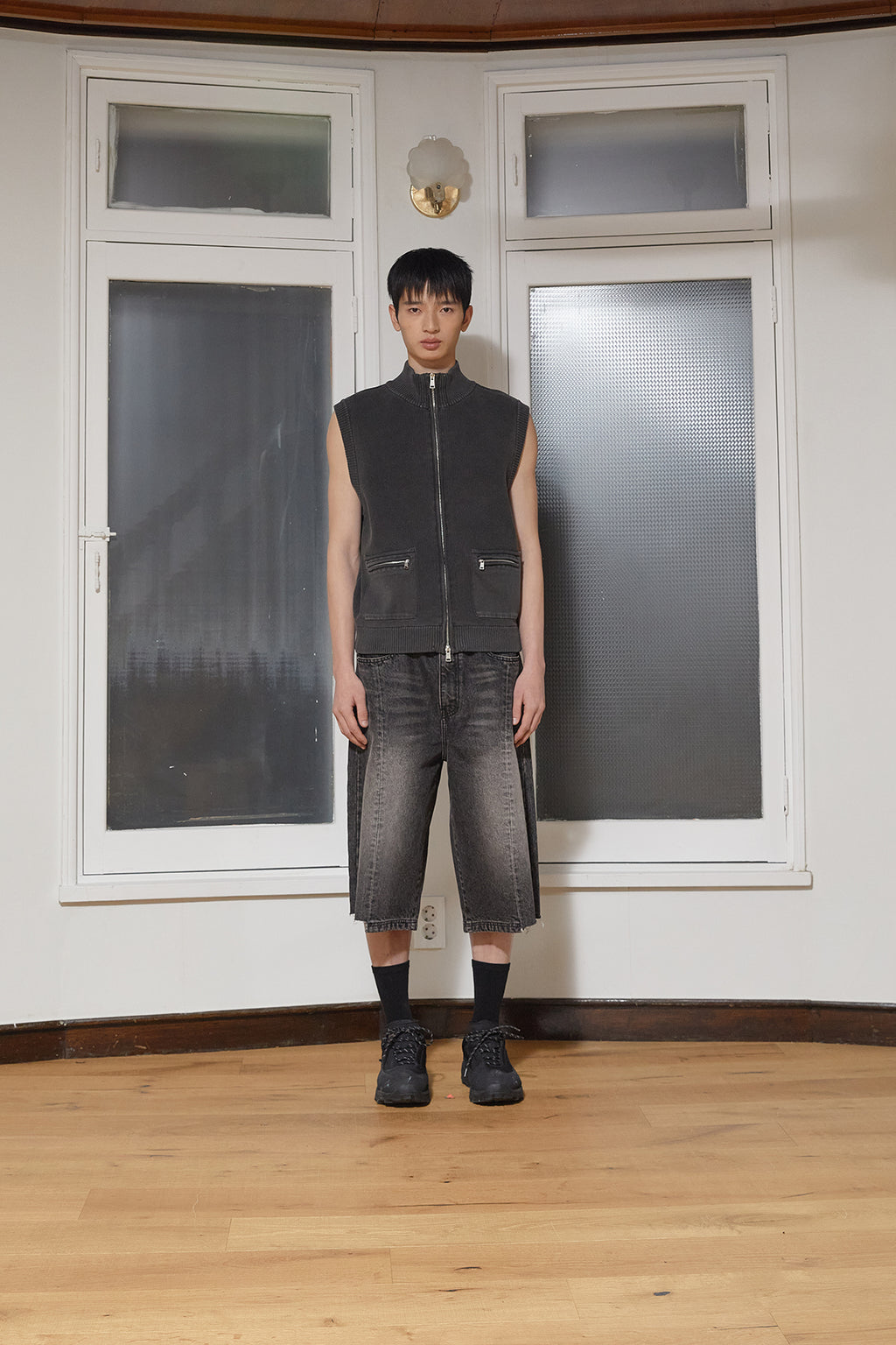 [matinkim] HEM POINT BERMUDA DENIM PANTS FOR MEN IN CHARCOAL
