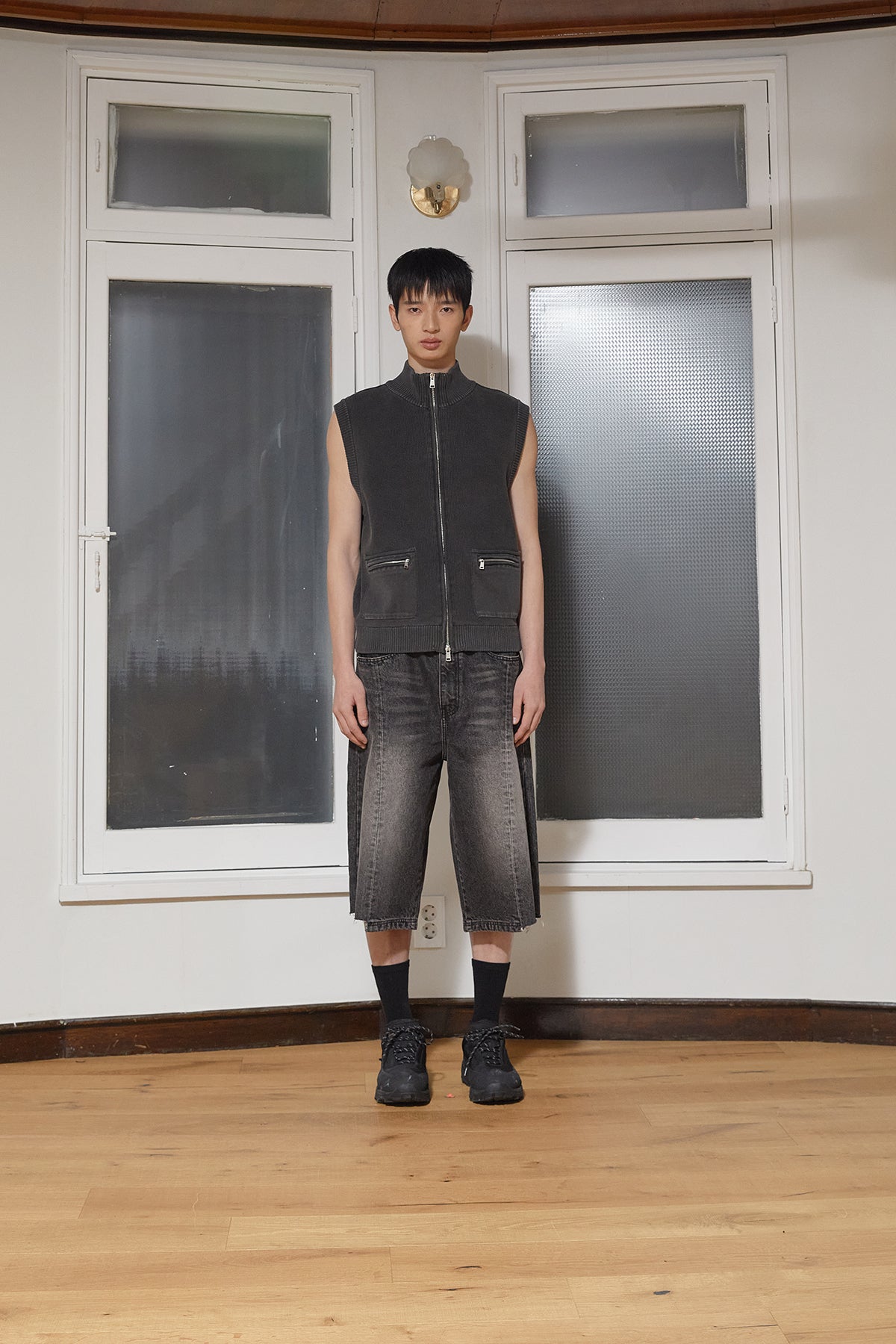 [matinkim] HEM POINT BERMUDA DENIM PANTS FOR MEN IN CHARCOAL