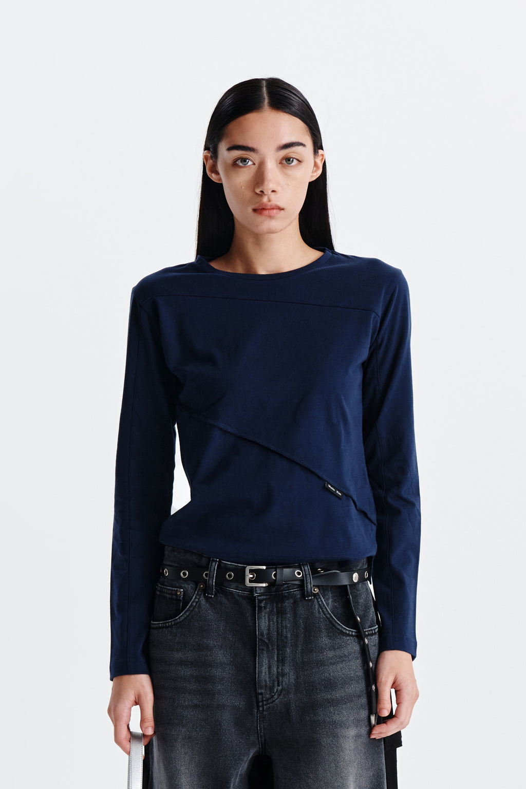 [matinkim] DIAGONAL SLIMFIT LONG SLEEVE TOP IN NAVY