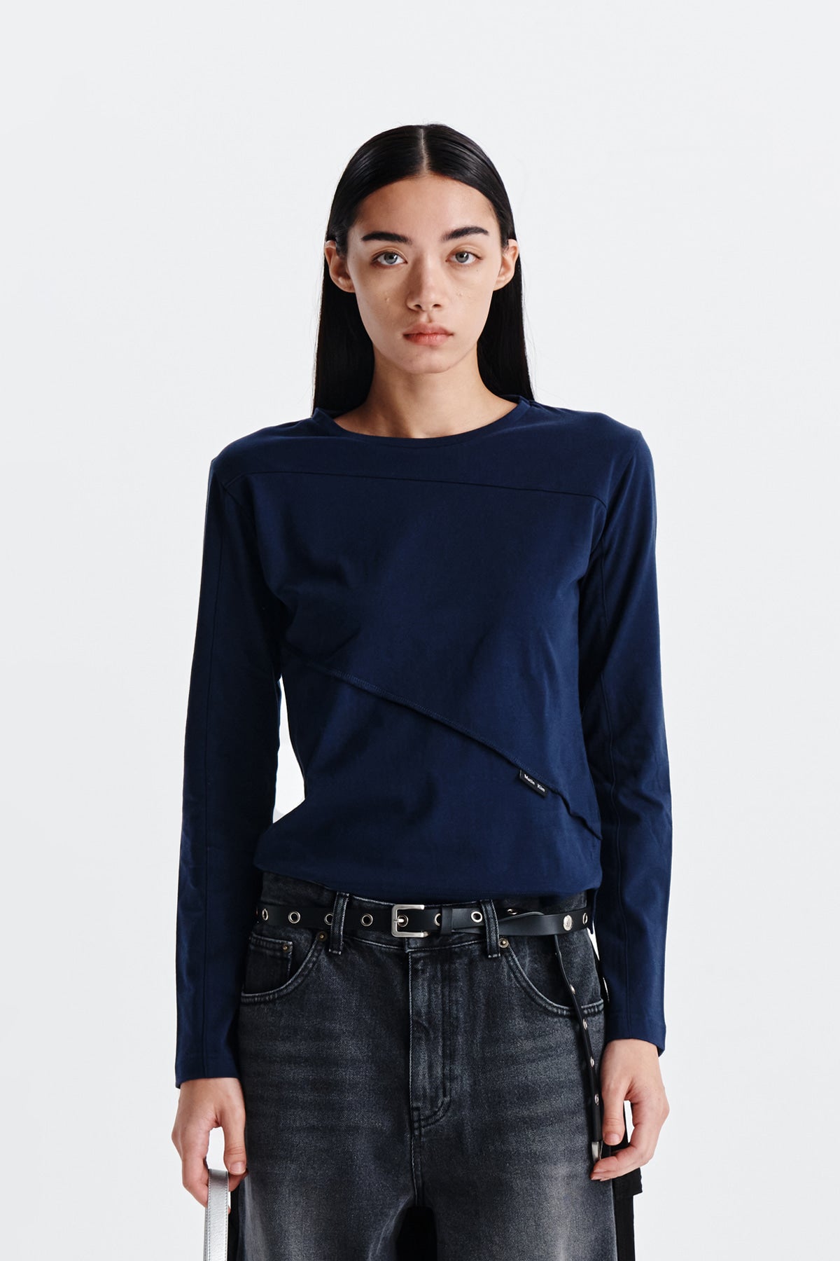 [matinkim] DIAGONAL SLIMFIT LONG SLEEVE TOP IN NAVY