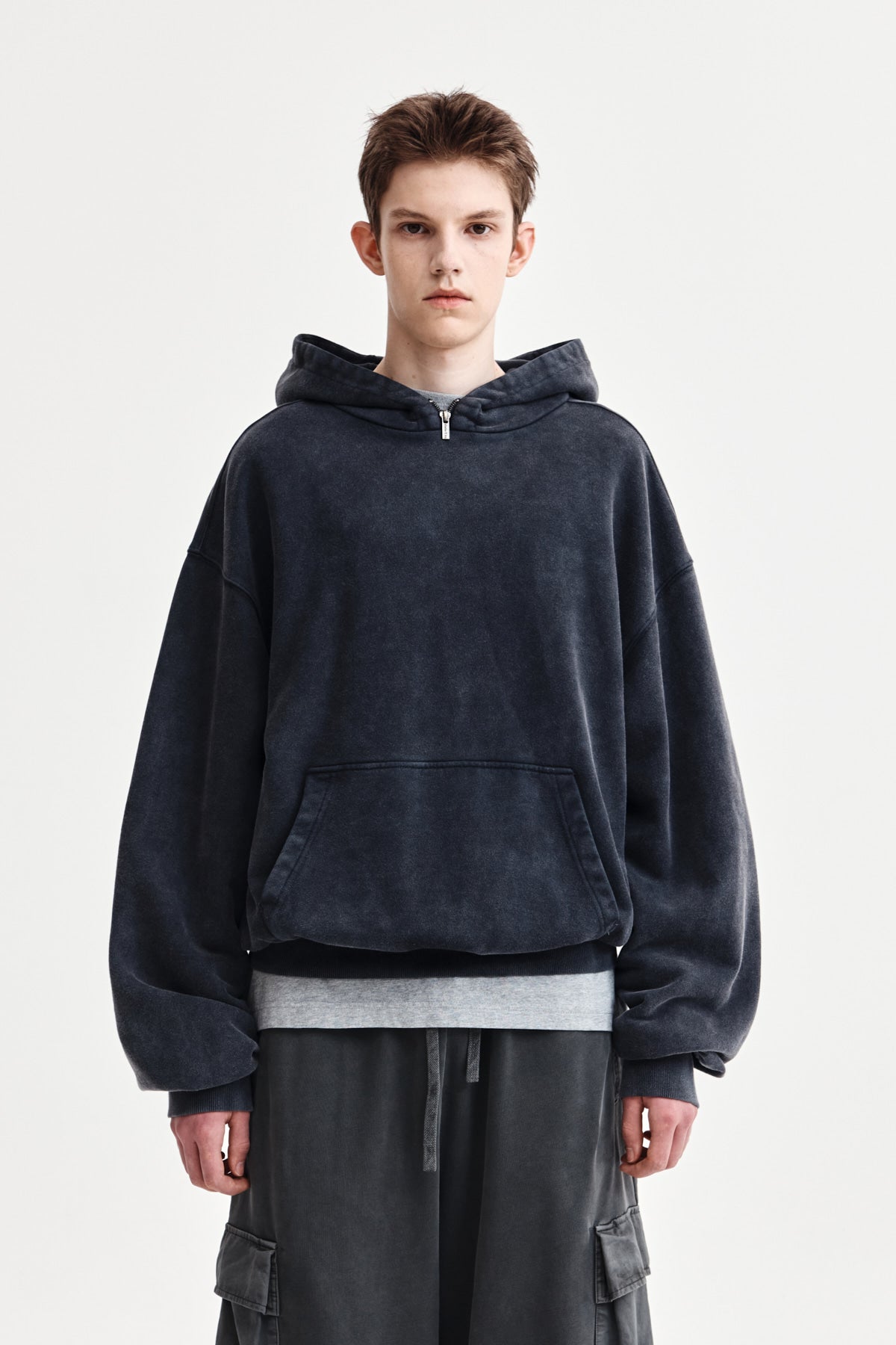 [matinkim] ZIPPER POINT WASHED HOODY FOR MEN IN CHARCOAL