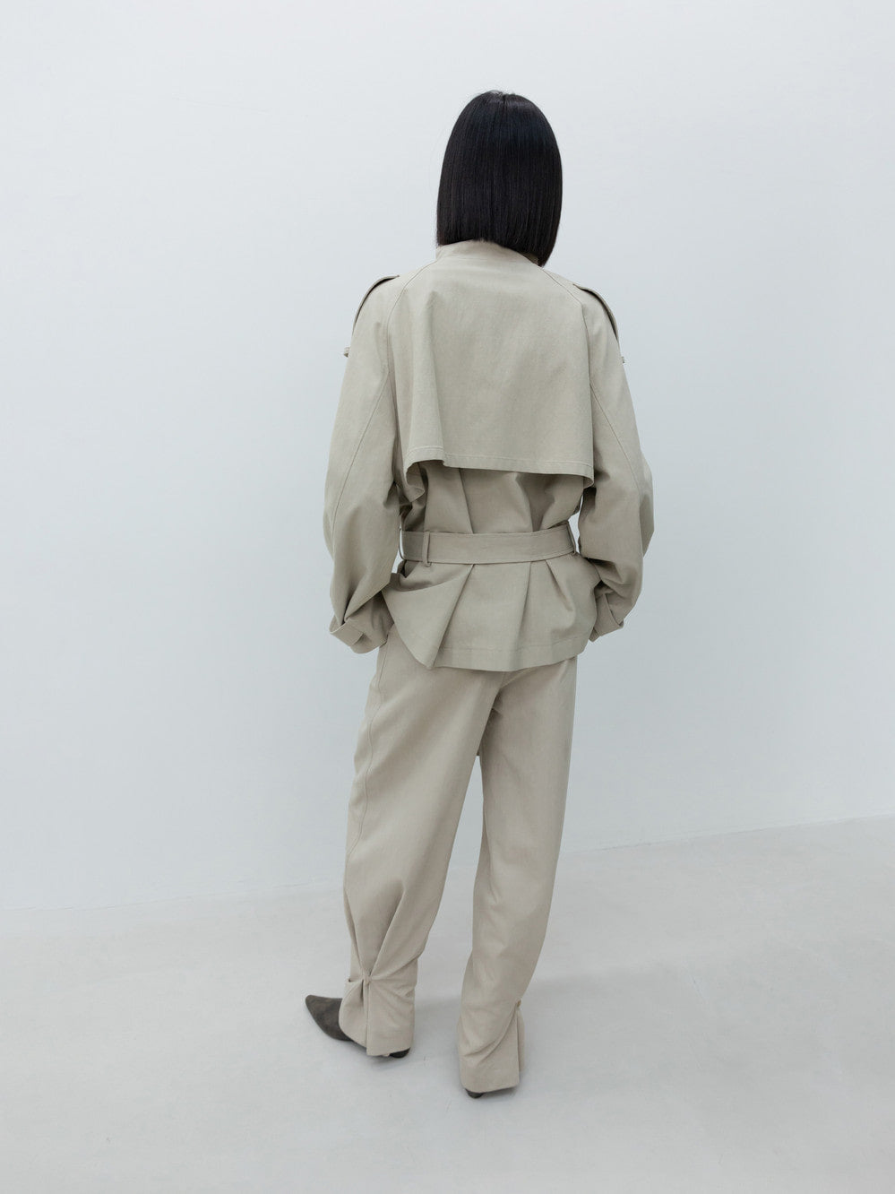 Low Classic Low-Waisted Washed Cotton Half Jacket Beige