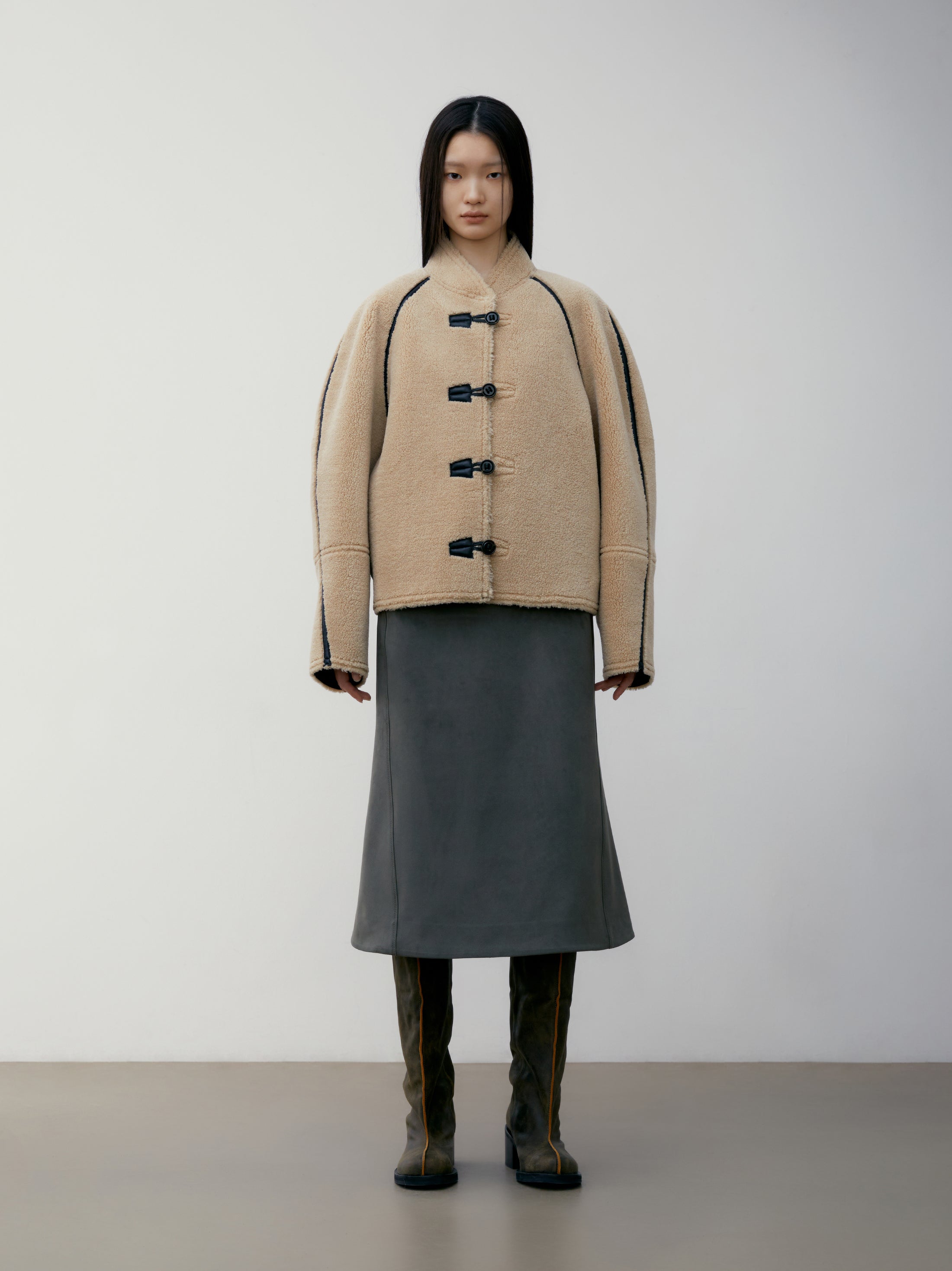 [low_classic] SHORT SHEARLING REVERSIBLE COAT
BEIGE