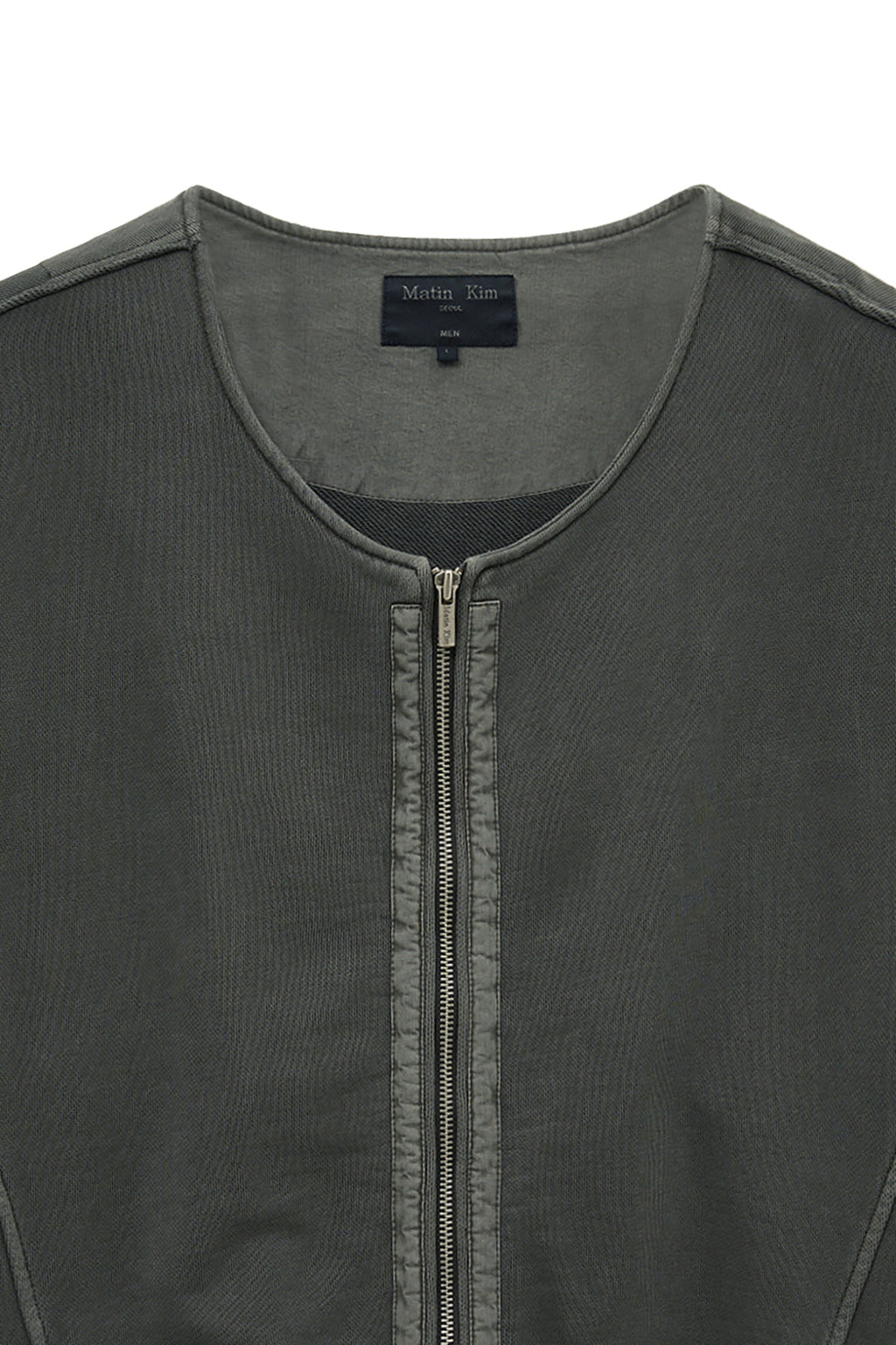 [matinkim] PIGMENT DYED COLLARLESS ZIP UP JUMPER FOR MEN IN CHARCOAL