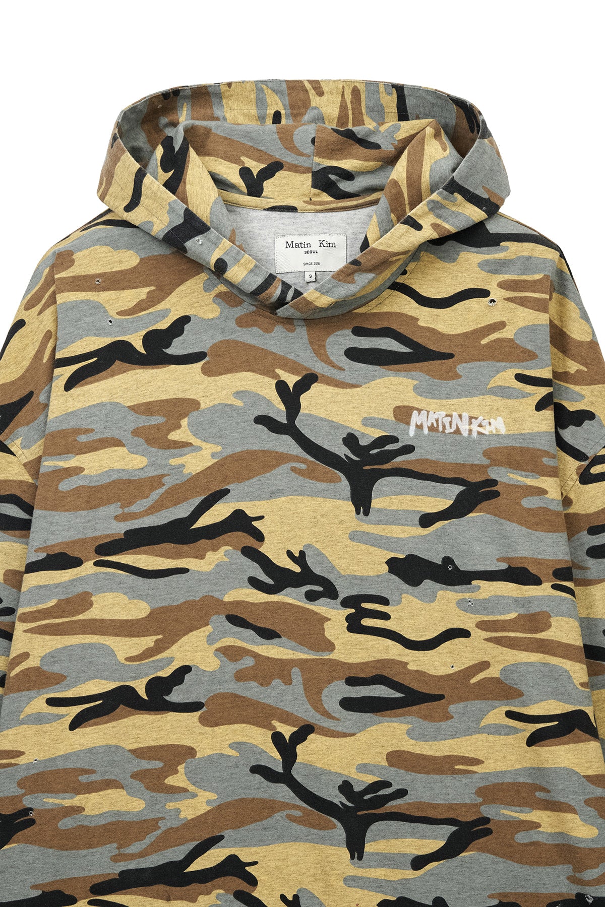 [matinkim] TYPO ARTWORK CAMOUFLAGE HOODY IN CAMEL
