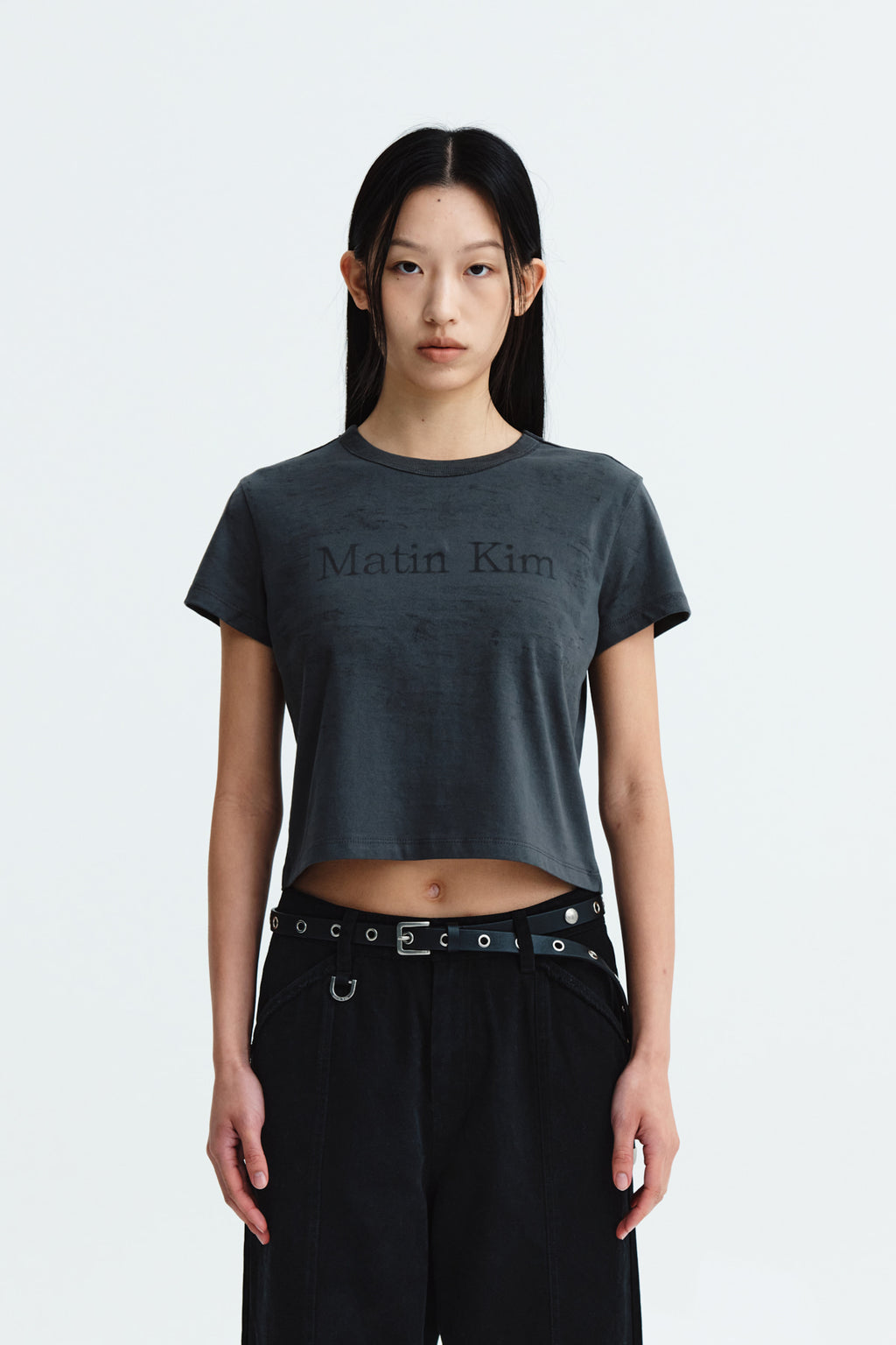 [matinkim] STENCIL PRINTING LOGO CROP TOP IN CHARCOAL