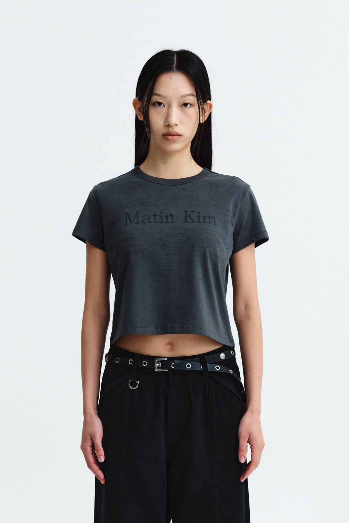 [matinkim] STENCIL PRINTING LOGO CROP TOP IN CHARCOAL