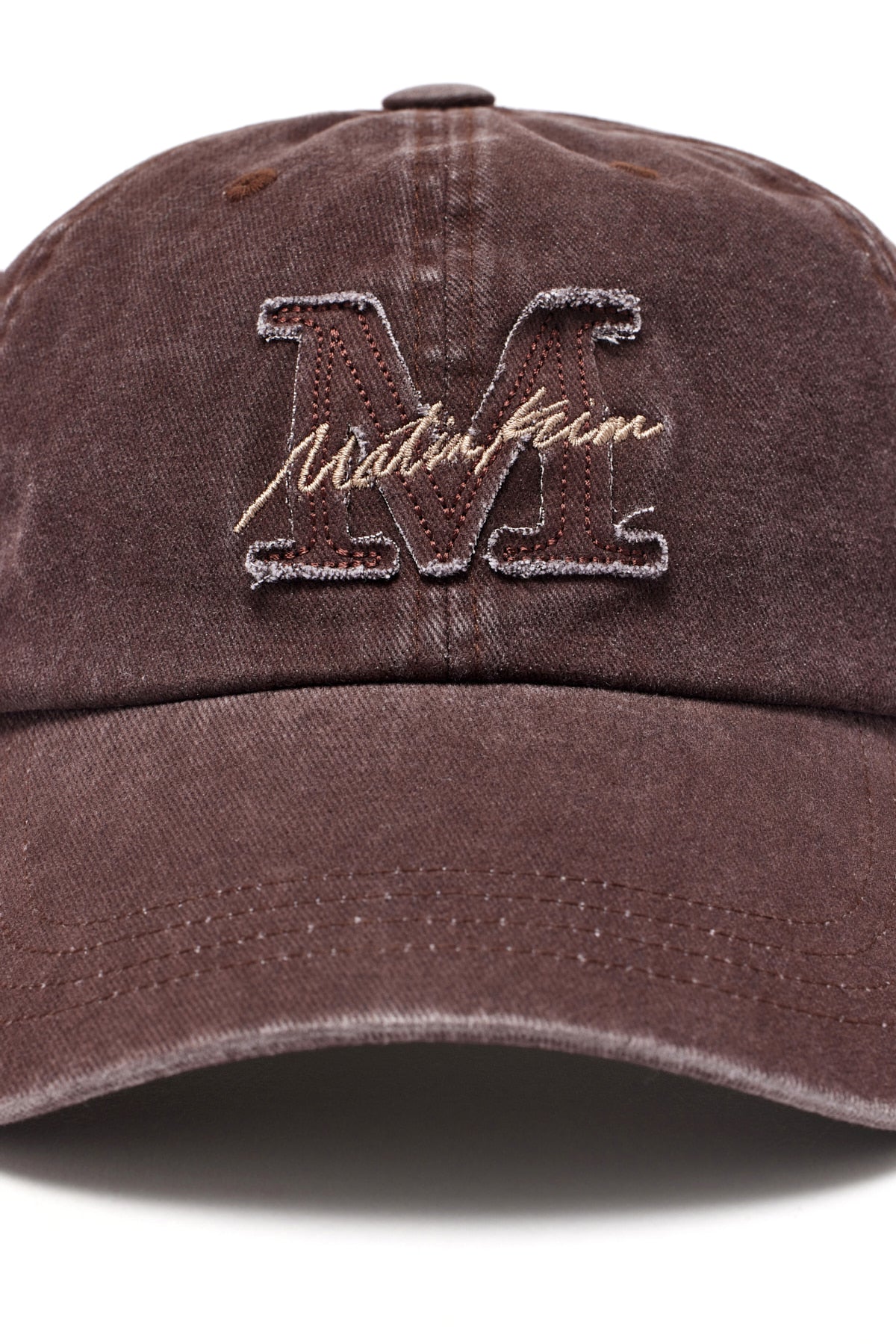 [matinkim] MATIN CURSIVE BALL CAP IN BROWN