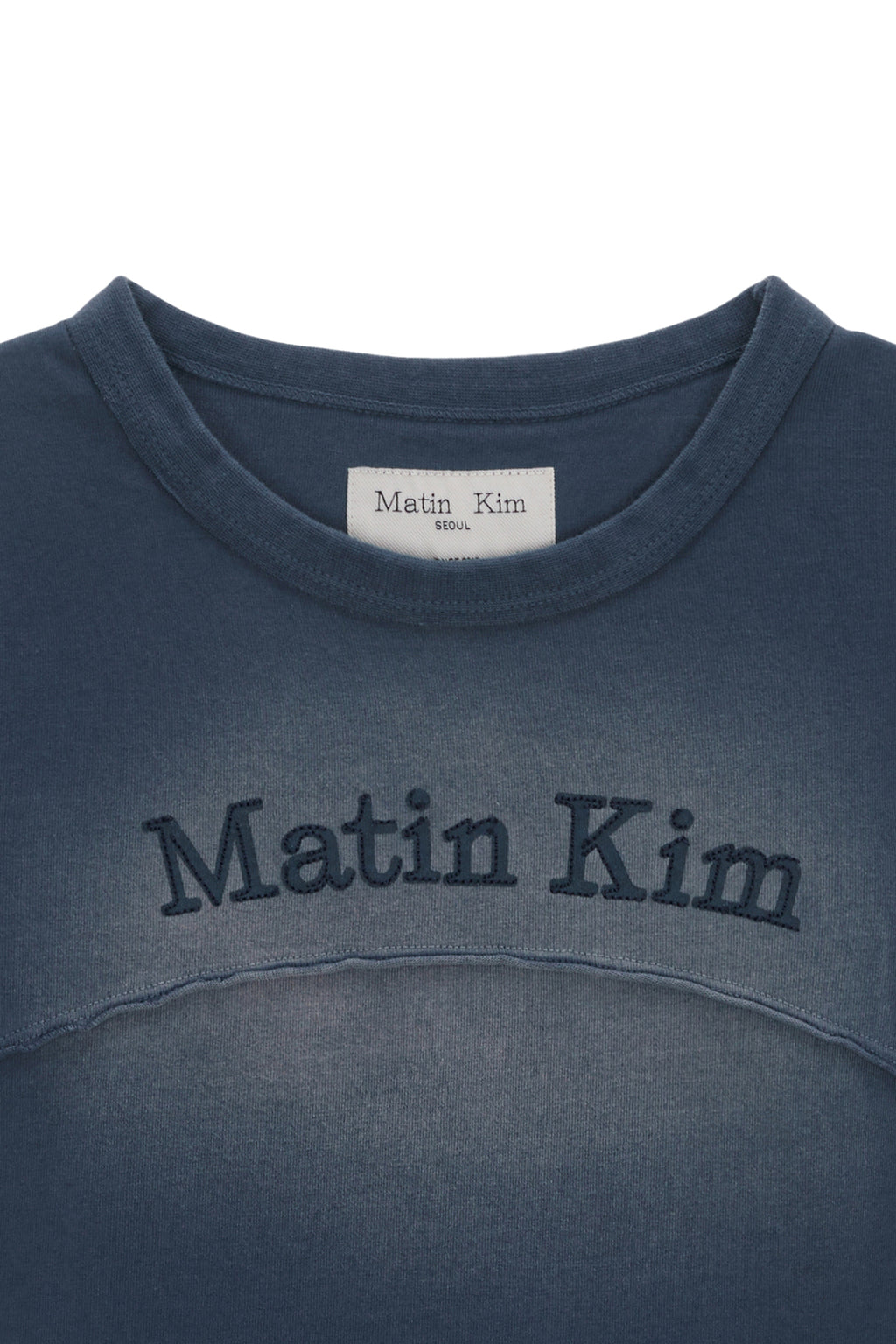 [matinkim] PIGMENT CUT OUT LOGO CROP TOP IN SMOKE BLUE