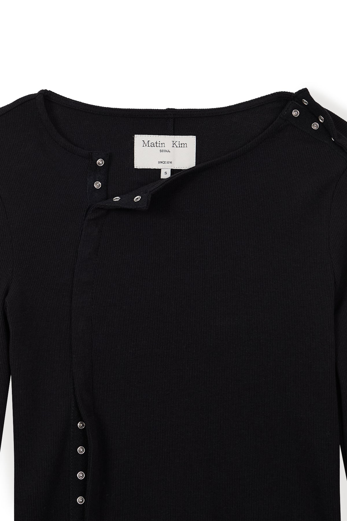 [matinkim] SNAP DETAIL SLIM TOP IN BLACK