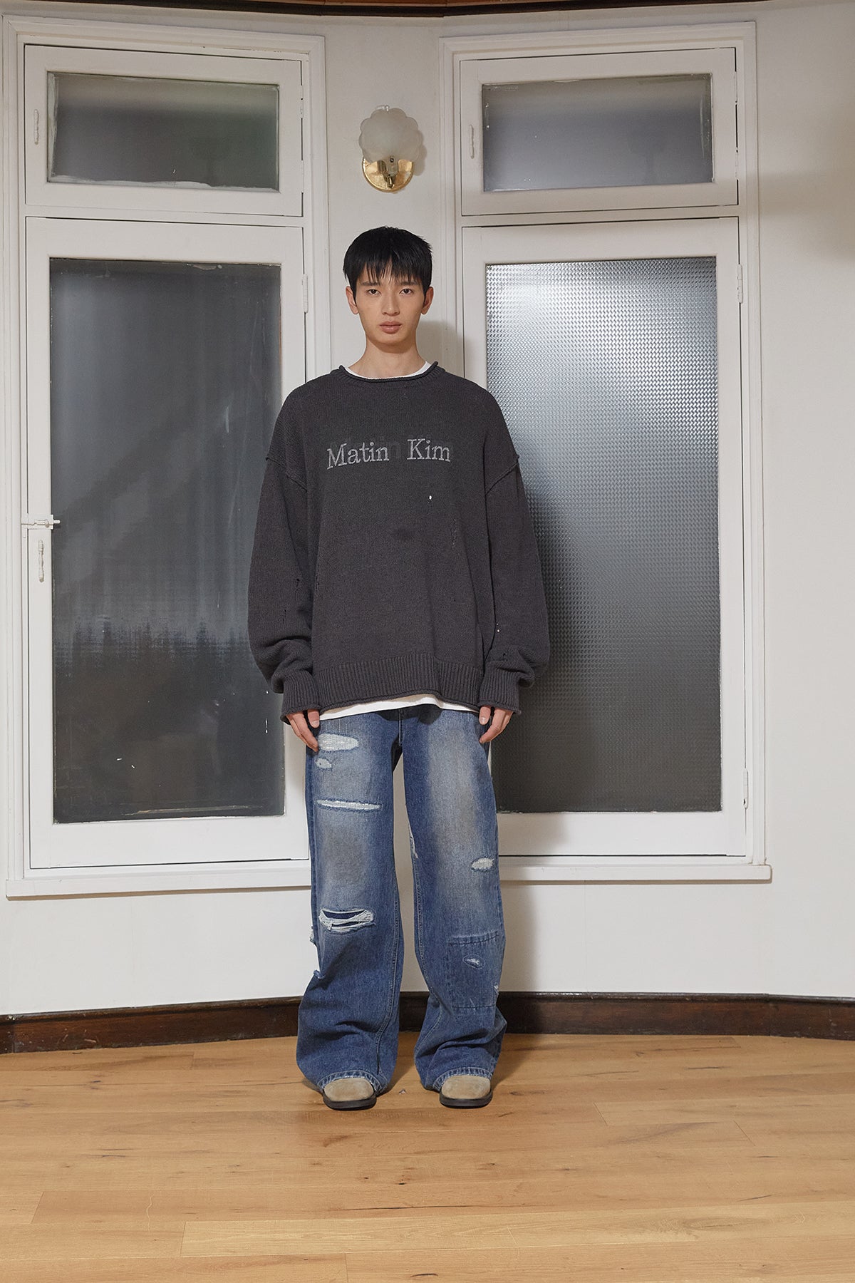 [matinkim] CRACK LOGO VINTAGE KNIT PULLOVER FOR MEN IN CHARCOAL