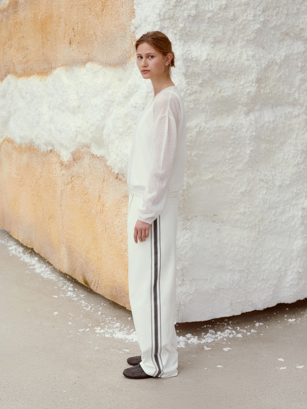 [low_classic] See-Through V-Neck Knit Pullover
White