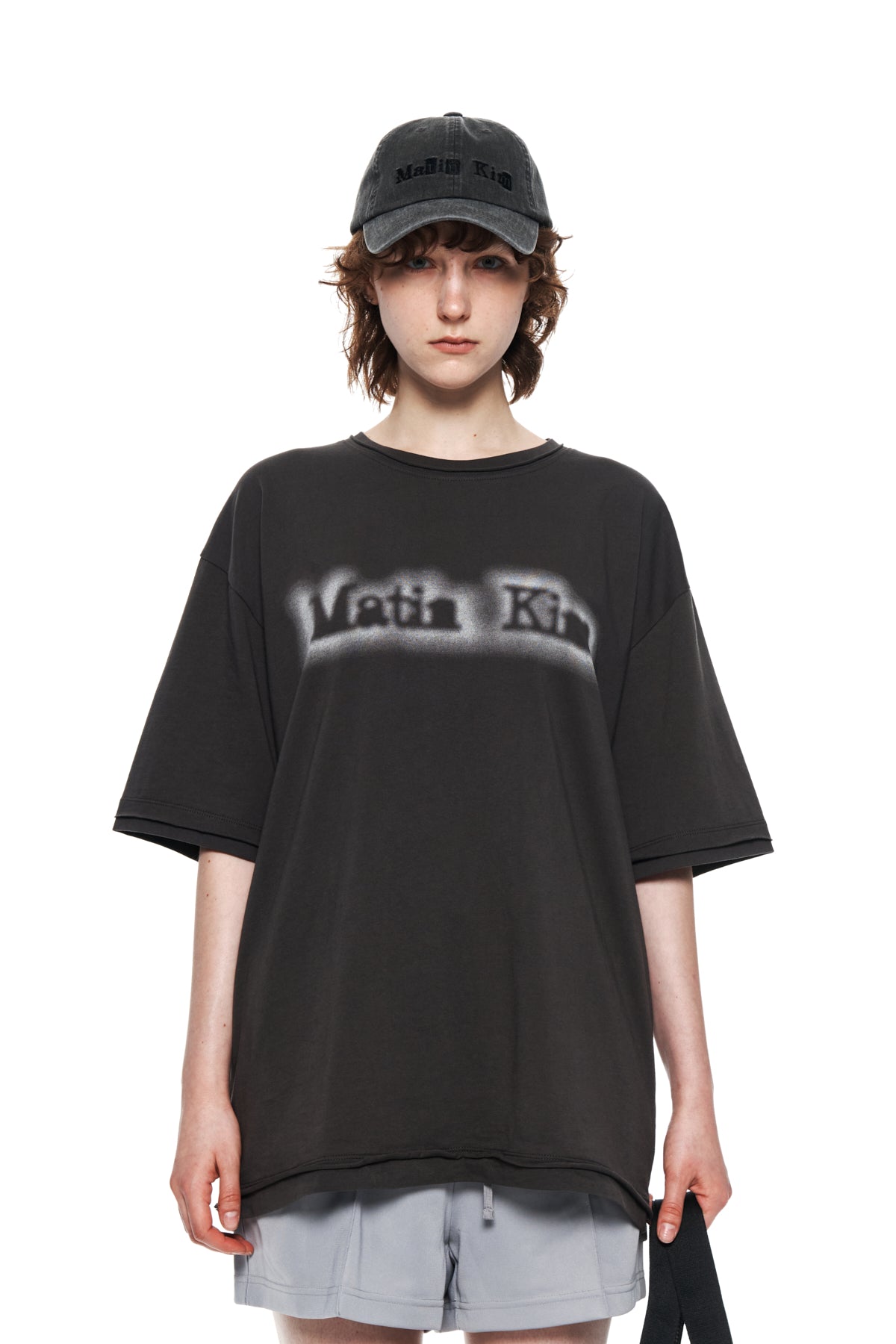 [matinkim] MATIN SHADE LOGO TOP IN CHARCOAL