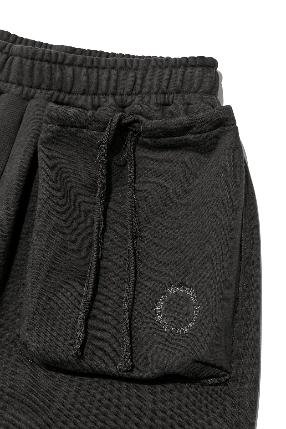 [matinkim] VOLUME POCKET SWEATPANTS IN CHARCOAL