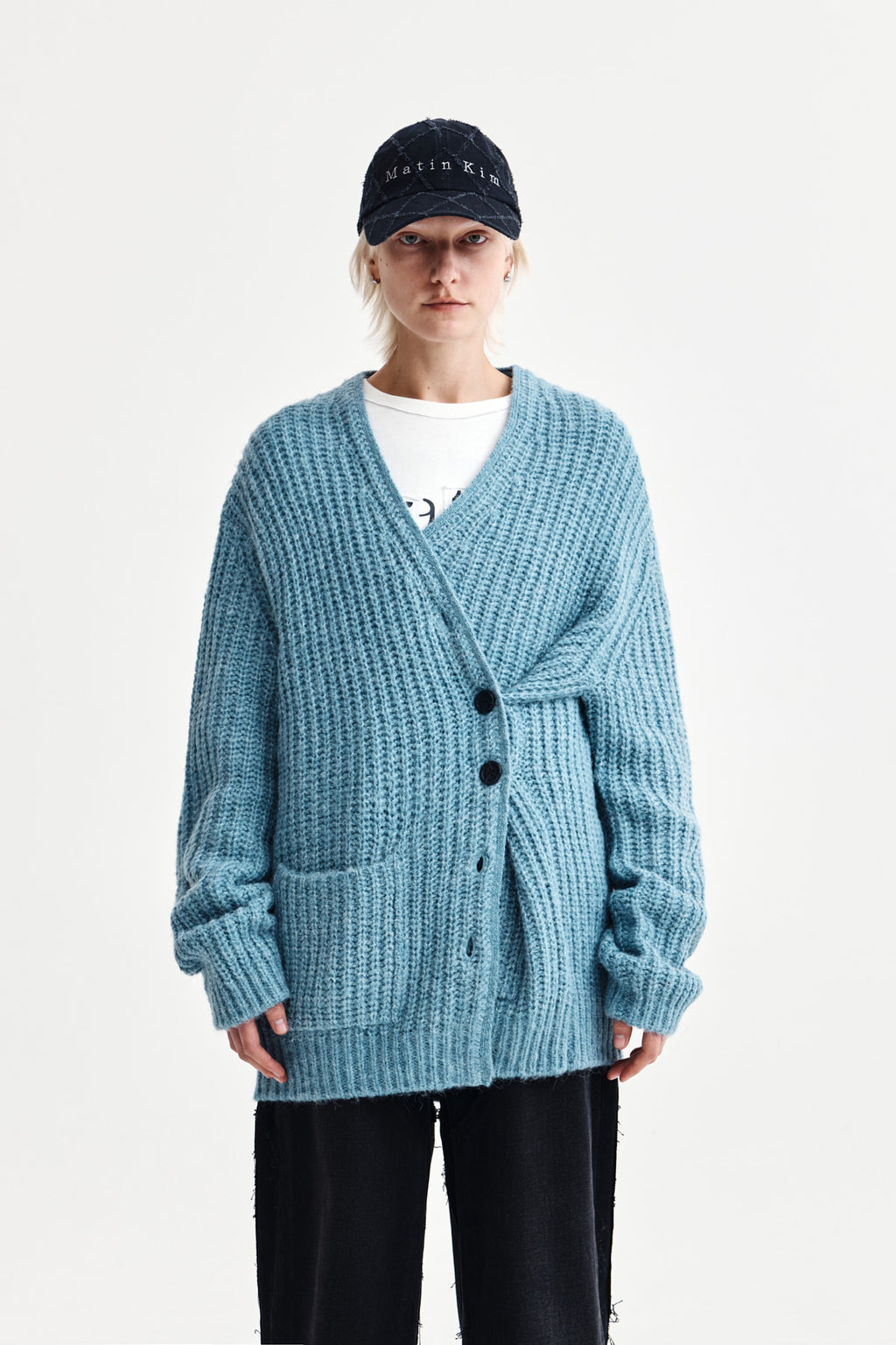 [matinkim] SIDE BUTTON POINT OVERFIT CARDIGAN IN LIGHT BLUE