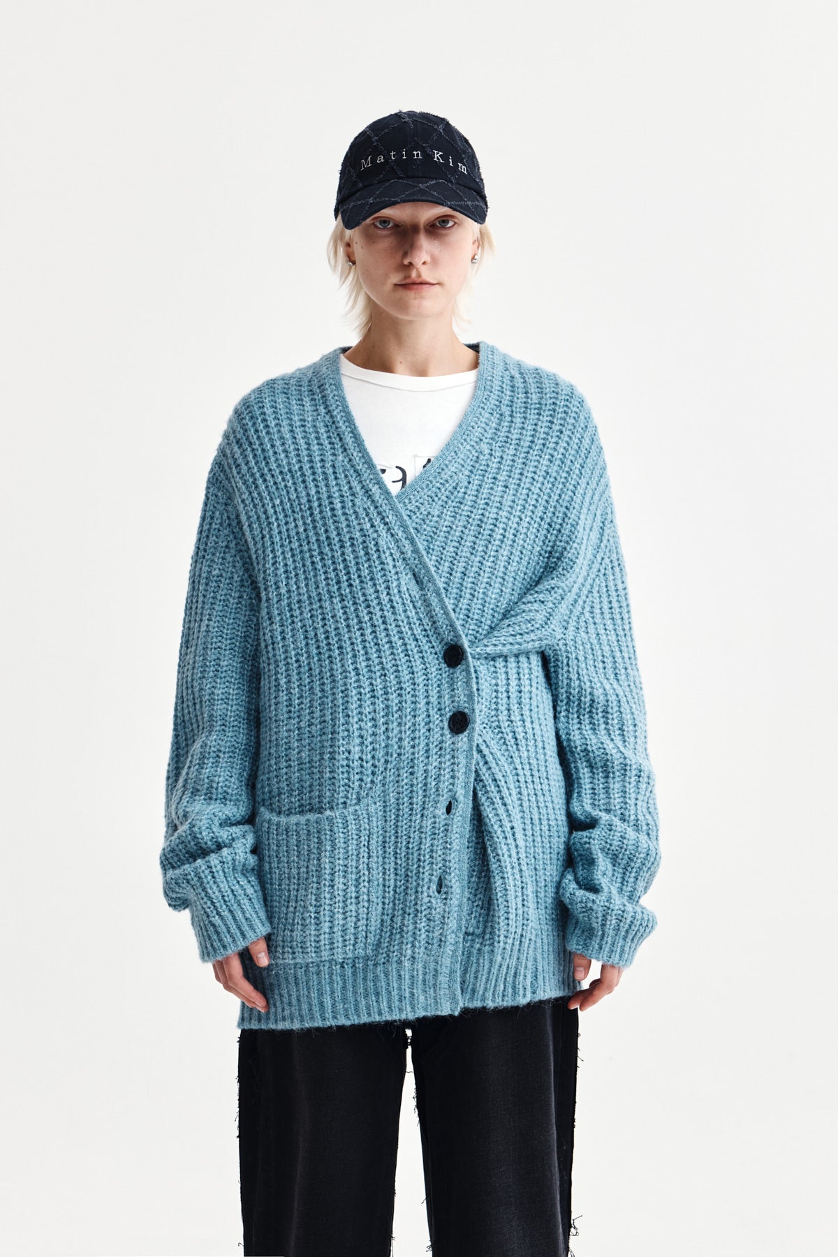 [matinkim] SIDE BUTTON POINT OVERFIT CARDIGAN IN LIGHT BLUE