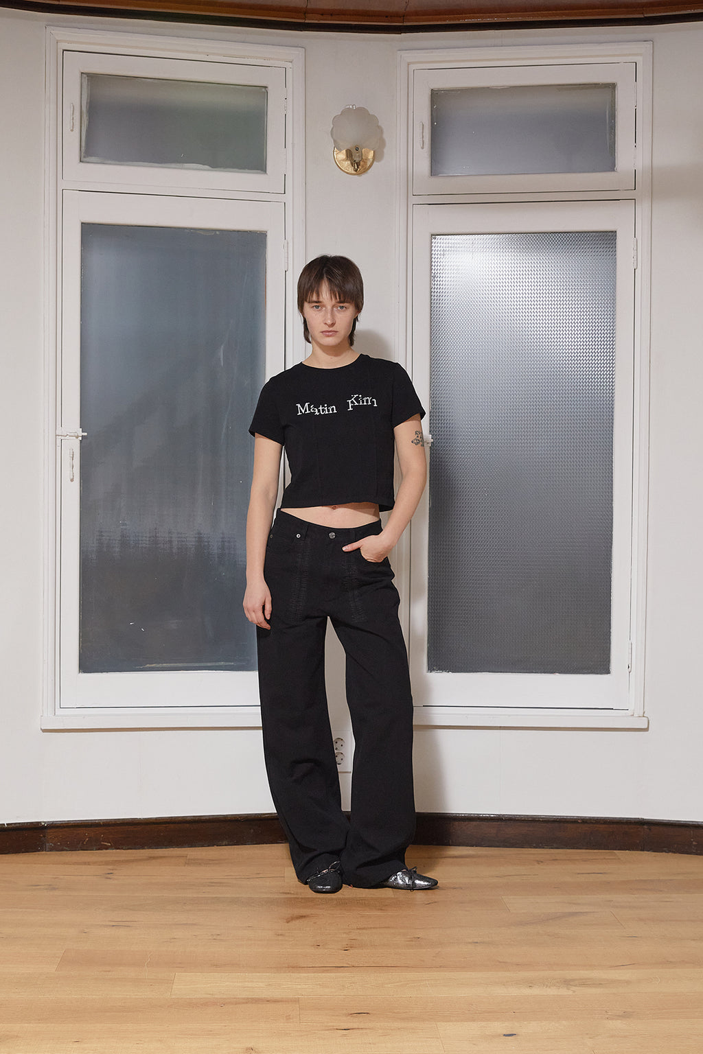 [matinkim] UNBALANCE TYPO LOGO CROP TOP IN BLACK