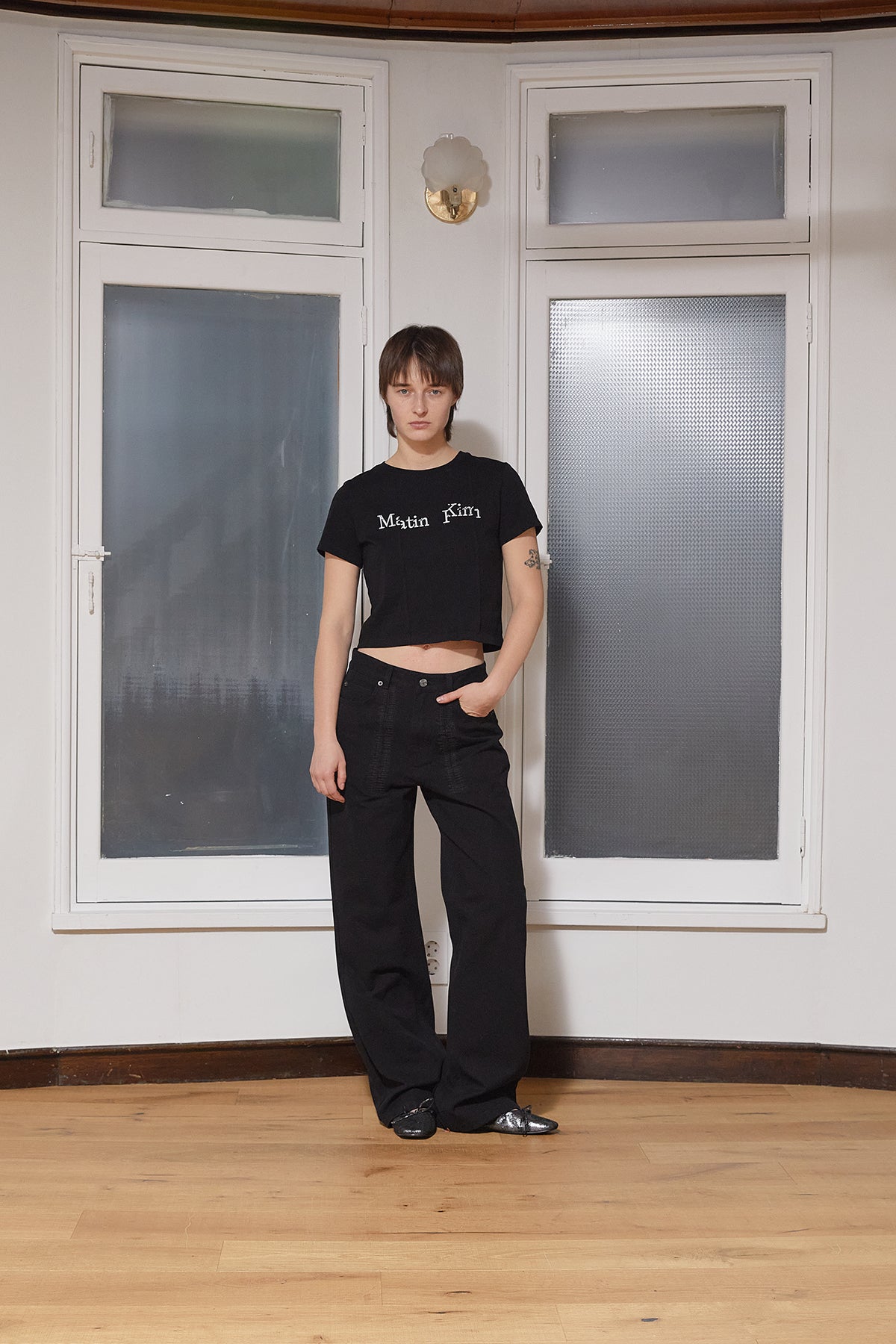 [matinkim] UNBALANCE TYPO LOGO CROP TOP IN BLACK