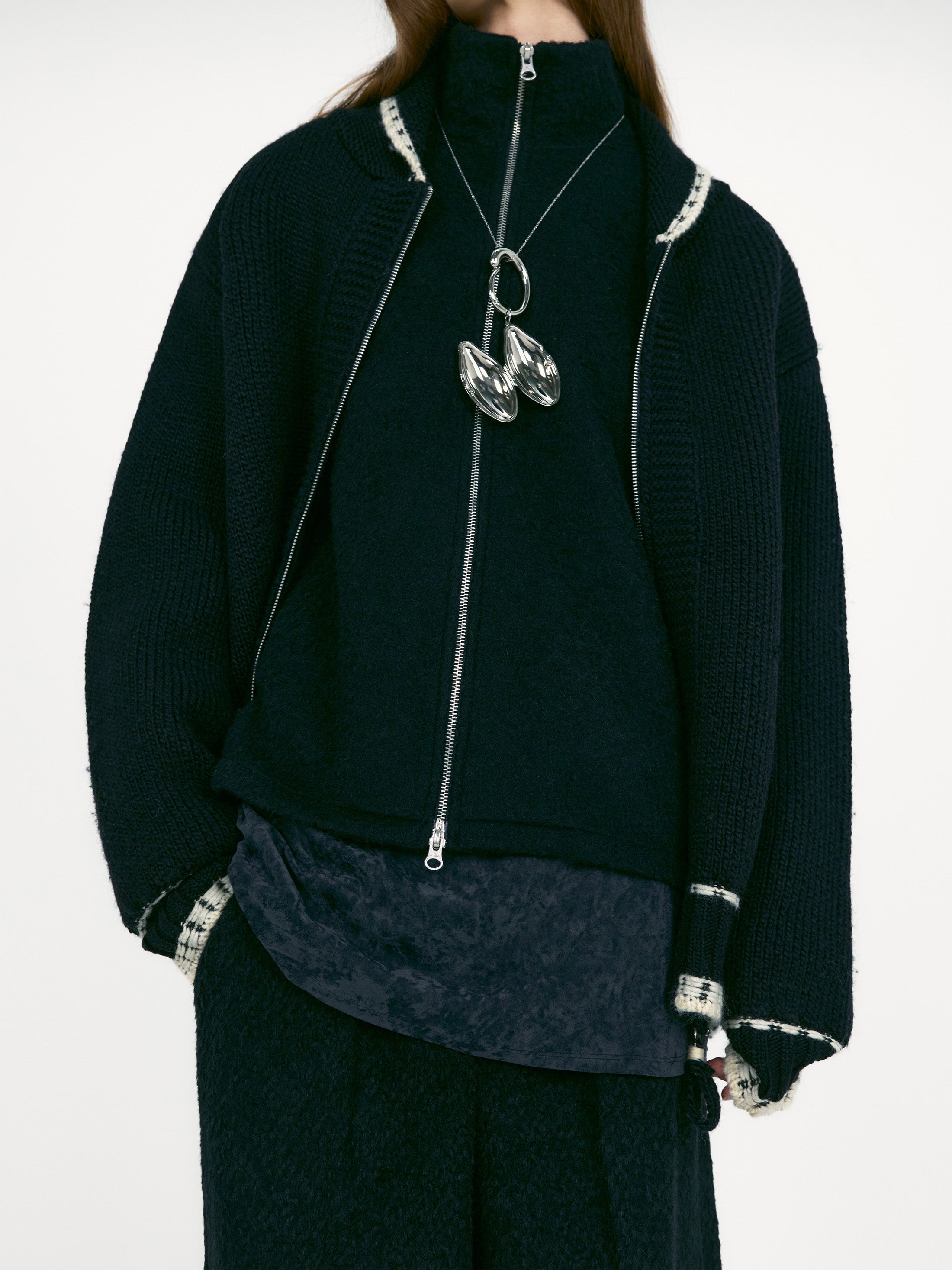 [low_classic] Cowichan Wool Knit Cardigan
Black