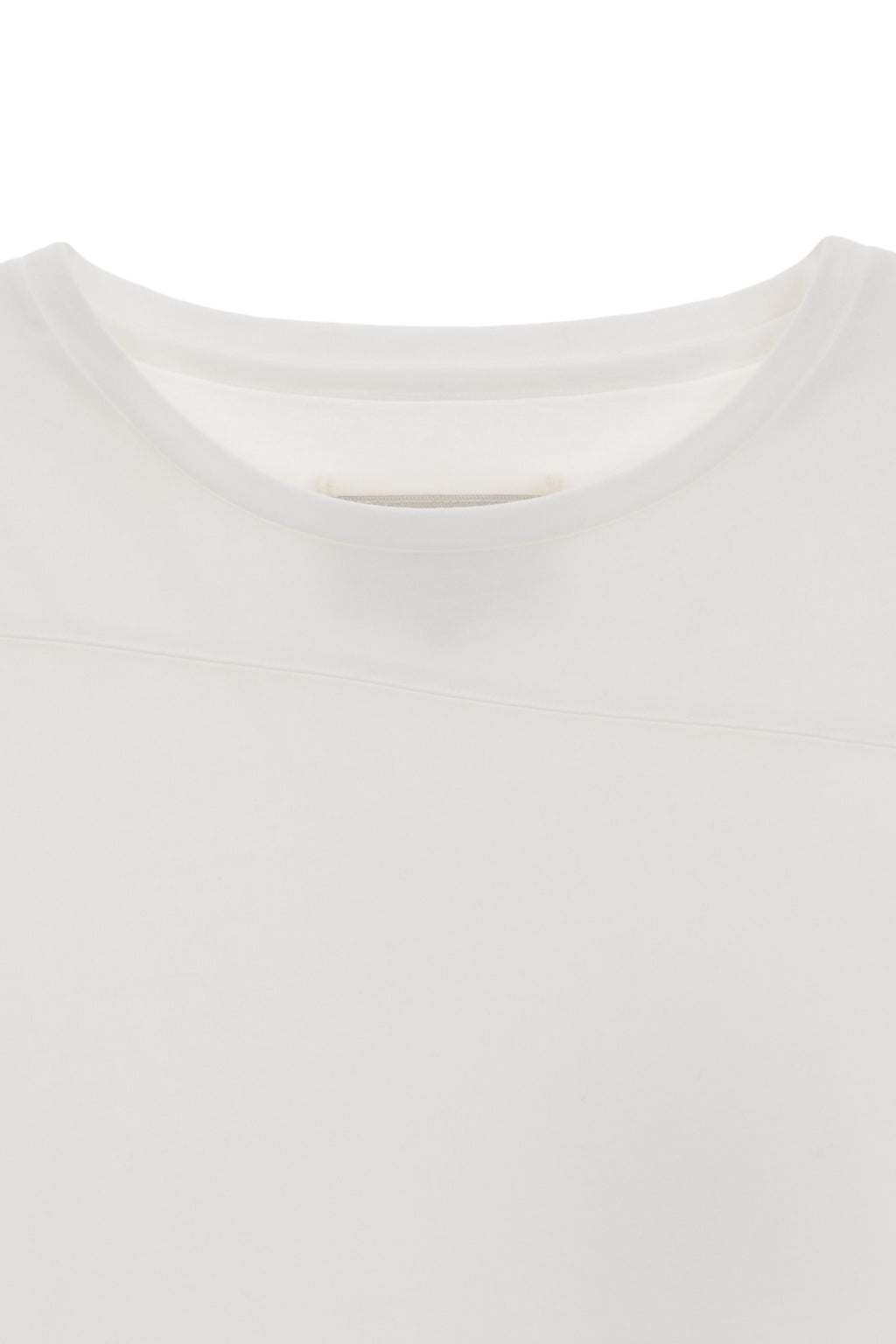 [matinkim] DIAGONAL SLIMFIT LONG SLEEVE TOP IN WHITE