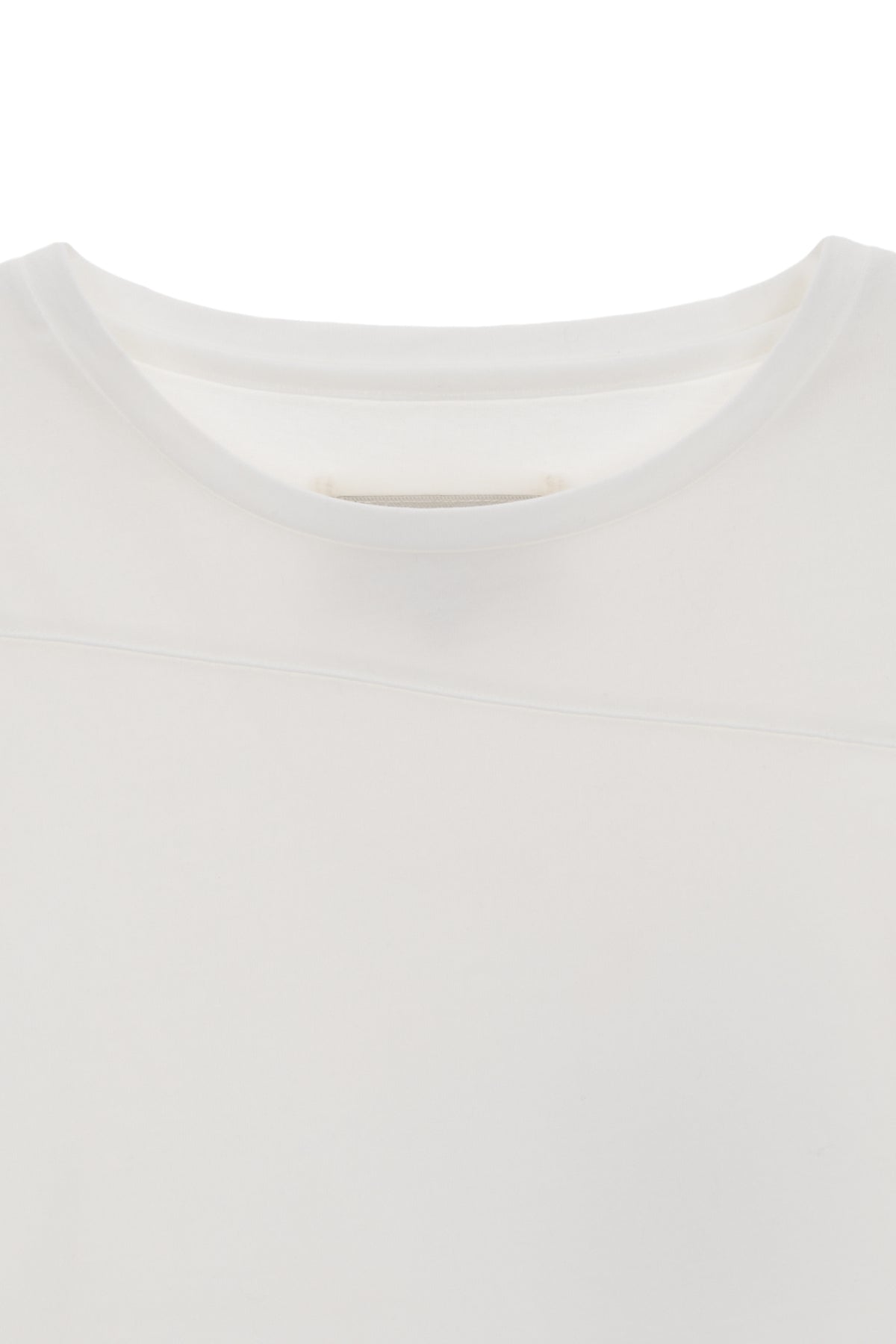 [matinkim] DIAGONAL SLIMFIT LONG SLEEVE TOP IN WHITE