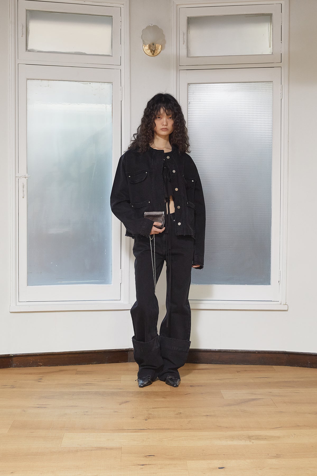 [matinkim] COLLARLESS DAMAGE DENIM JACKET IN BLACK