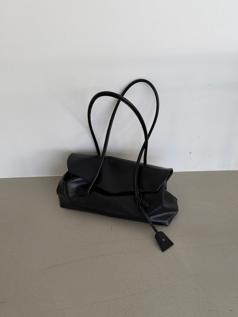 [low_classic] Haricot Mini Flap Bag
Black