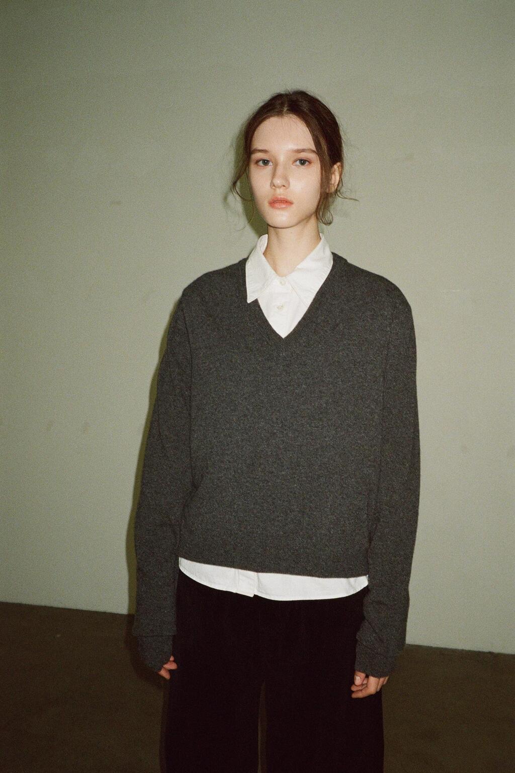Facade Pattern Essential V-Neck Knitwear charcoal