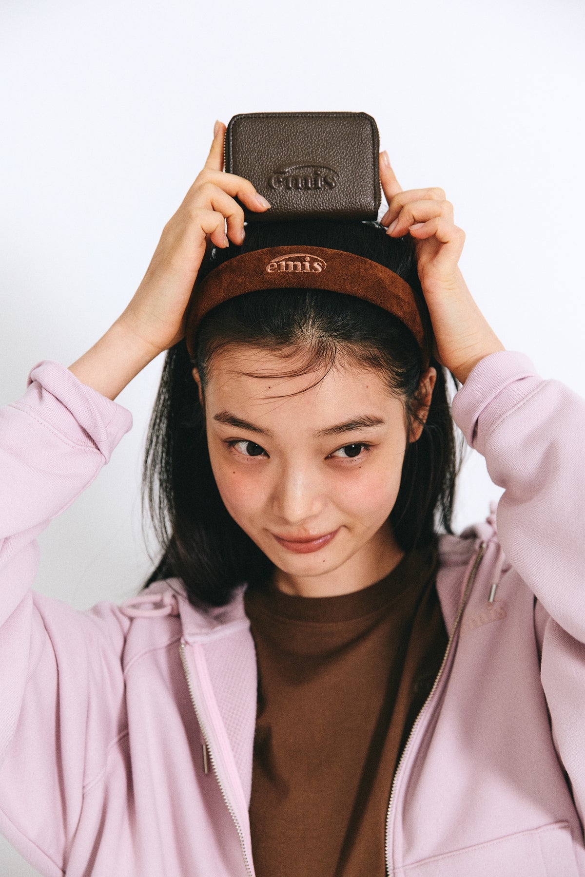 Emis Grain Logo Zip Wallet-Brown