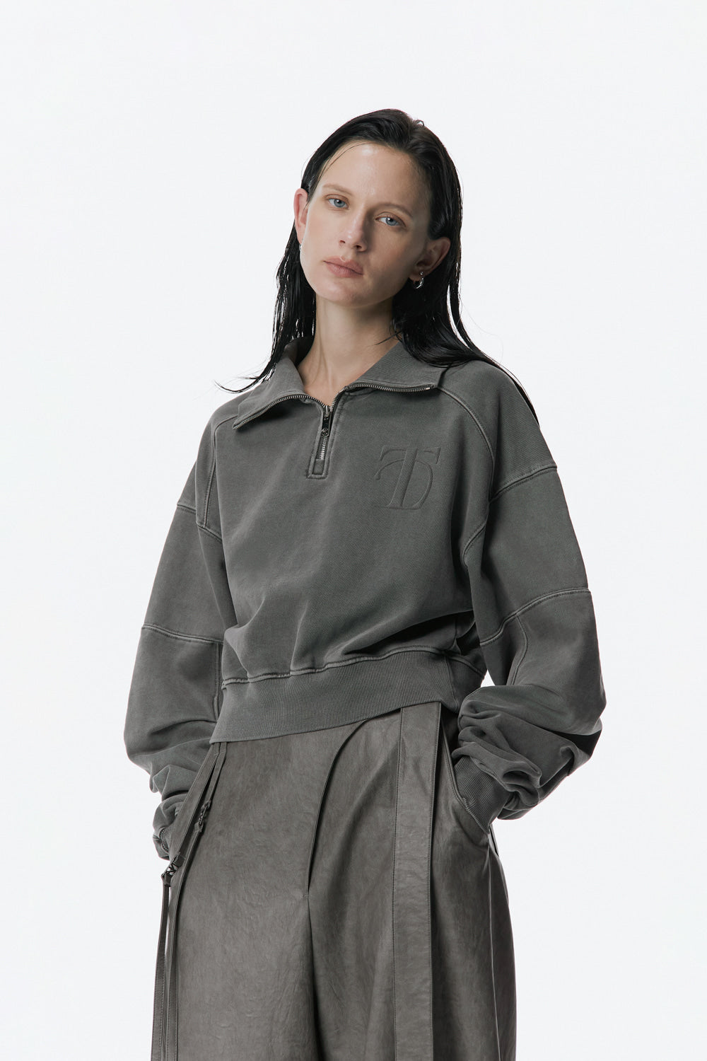 Treemingbird Embossed High-Neck Short Zip-up Charcoal