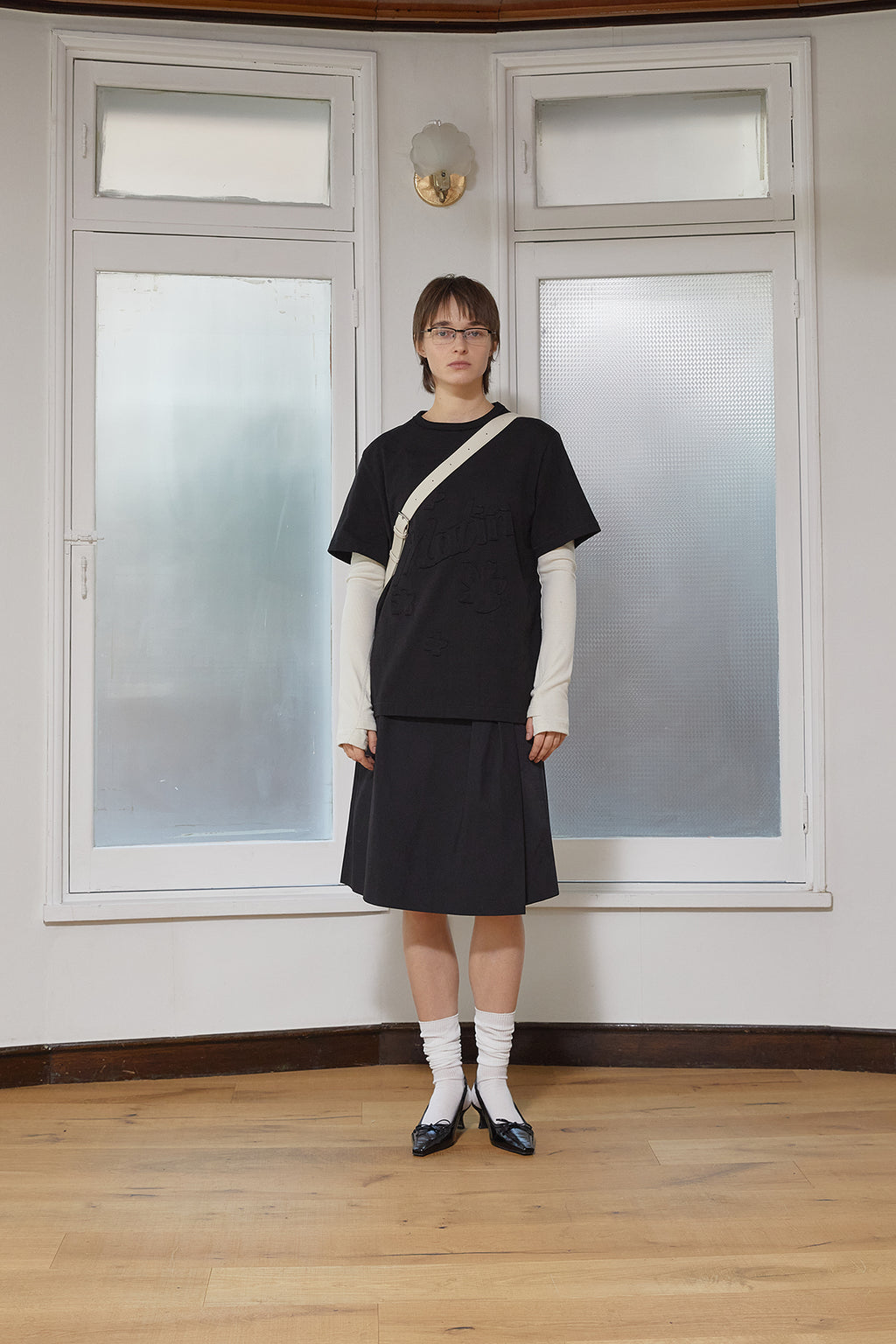 [matinkim] FLOWER APPLIQUE LOGO TOP IN BLACK