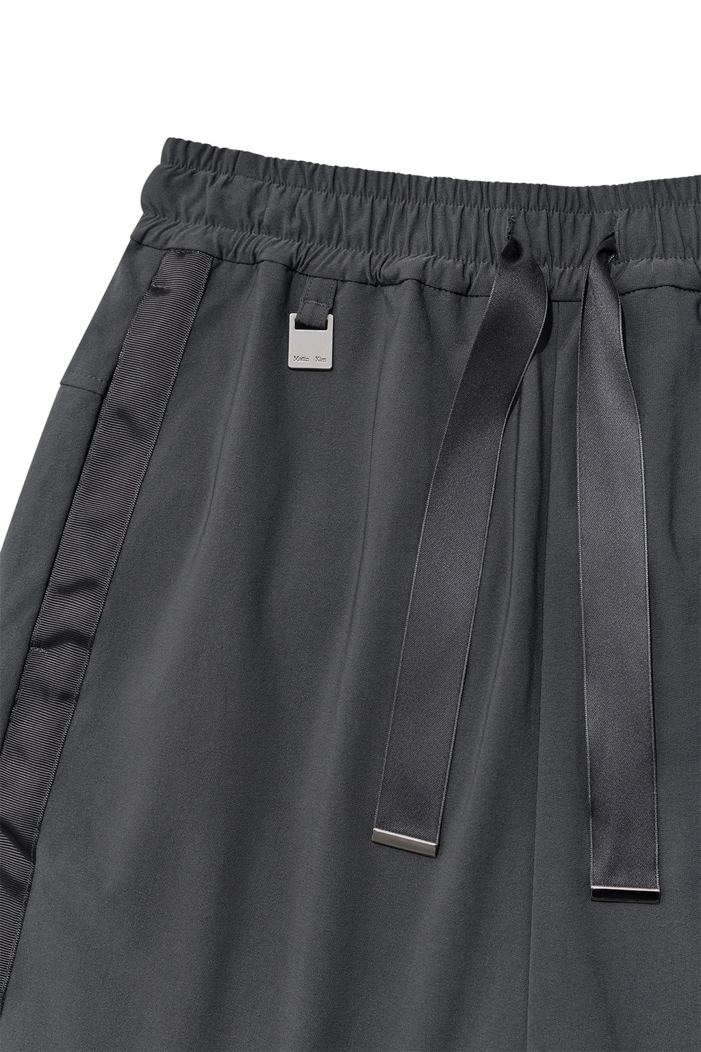 [matinkim] SIDE TAPING BERMUDA PANTS IN CHARCOAL