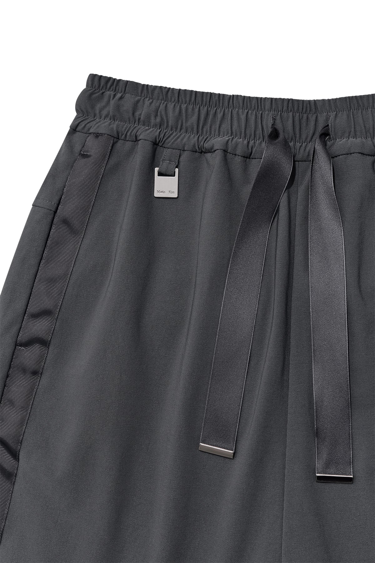 [matinkim] SIDE TAPING BERMUDA PANTS IN CHARCOAL