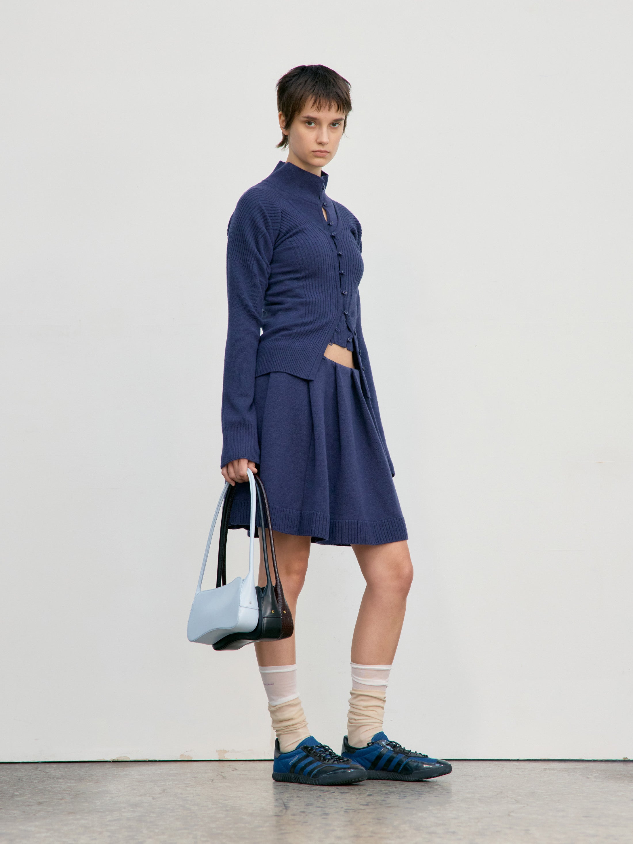 [low_classic] High Neck Knit Cardigan
Navy