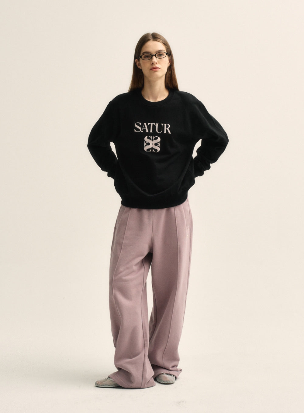 [satur] (W) Classic Logo Sweatshirt - Black Pink