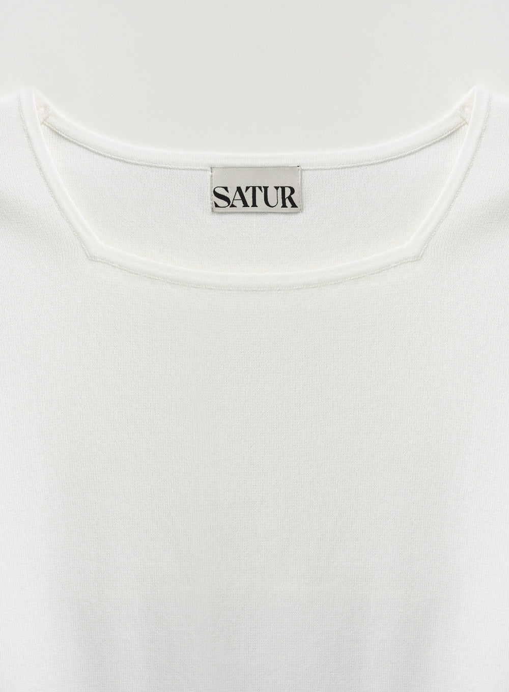 [satur] (W) Square Slim Fit Half Knit - White